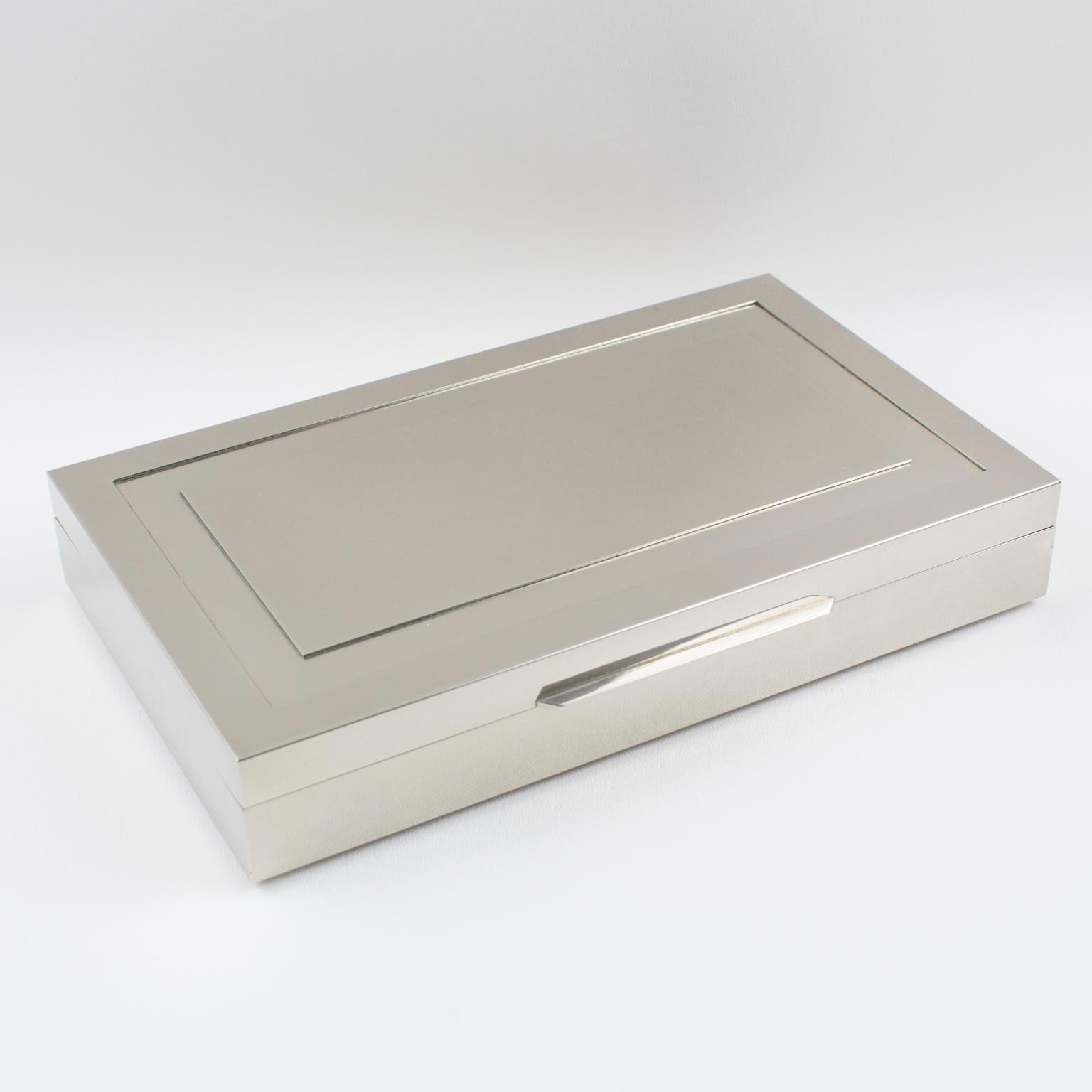 Diese exquisite, modernistische, dekorative Schachtel mit Deckel wurde von Giacomo Sinopoli entworfen und von Liwan's Rom um 1970 hergestellt. Die Box hat eine große rechteckige Form aus verchromtem Metall mit satinierter Oberfläche und einem