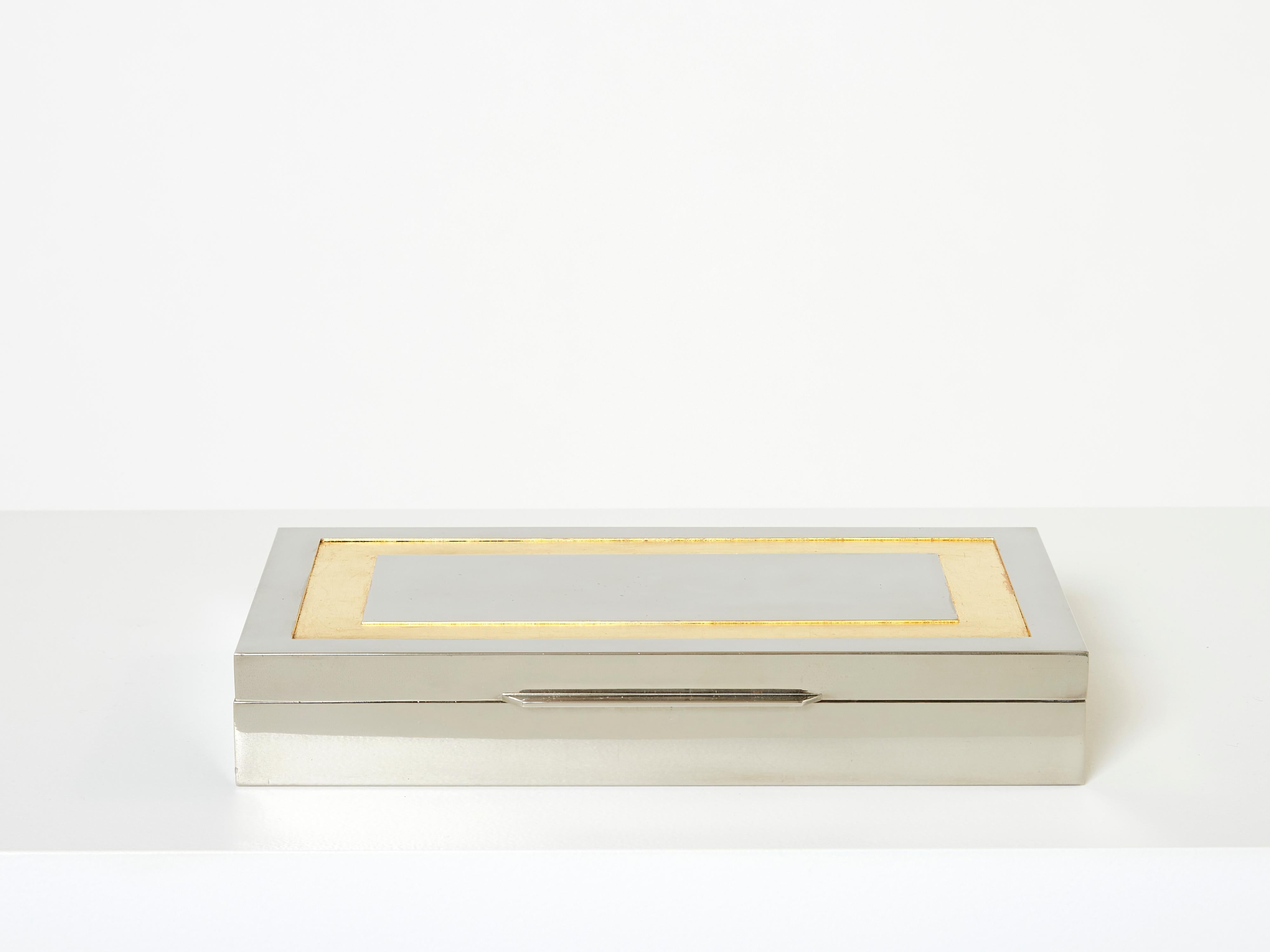 Belle boîte décorative italienne du milieu du siècle conçue par Giacomo Sinopoli et produite par Liwan's Rome à la fin des années 1970. Cette boîte à bijoux chromée présente un magnifique cadre doré à la feuille d'or sur le dessus, avec un intérieur