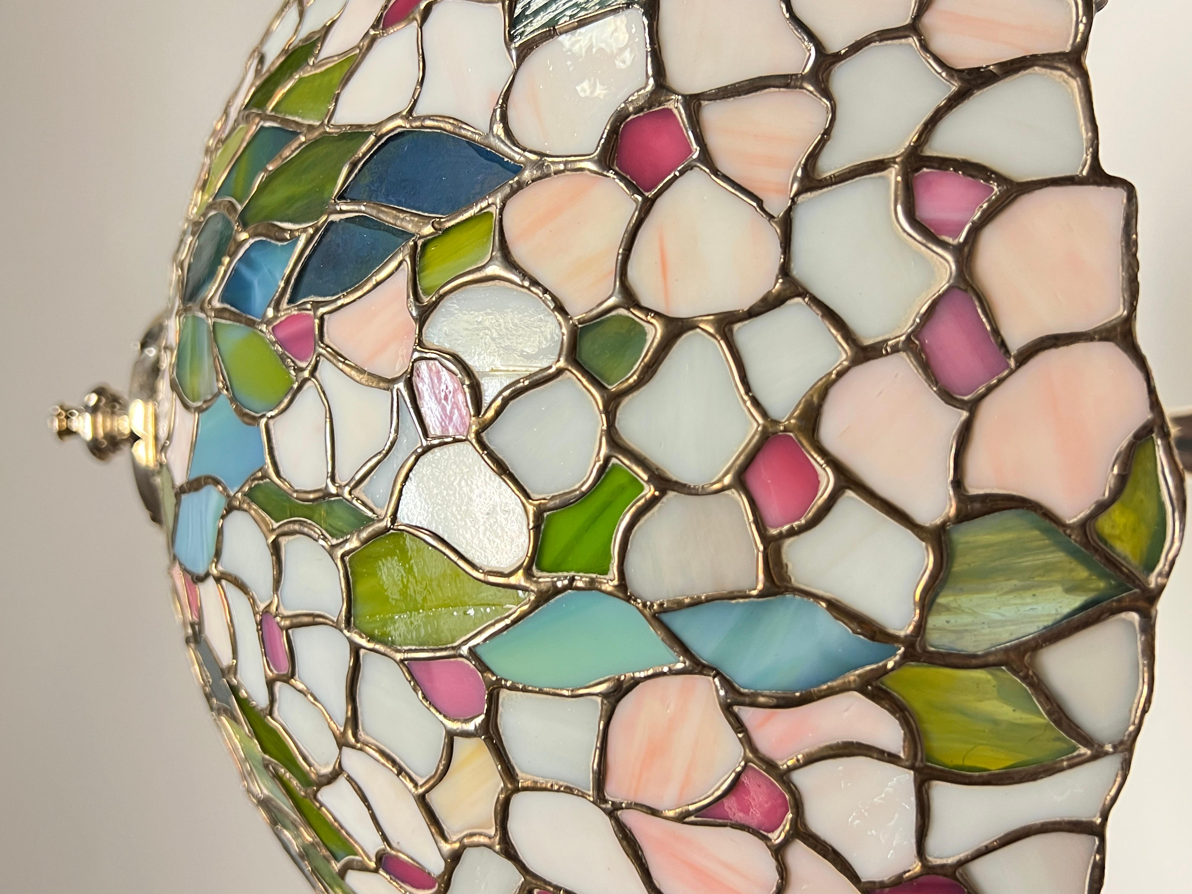 Lampada da tavolo vintage disegnata da Giacomo Vavassori di Milano, realizzata in argento 800 con paralume in vetro colorato nello stile Arts and Crafts di Louis Comfort Tiffany.  24 pollici e mezzo di altezza e 16 pollici e mezzo di larghezza. 