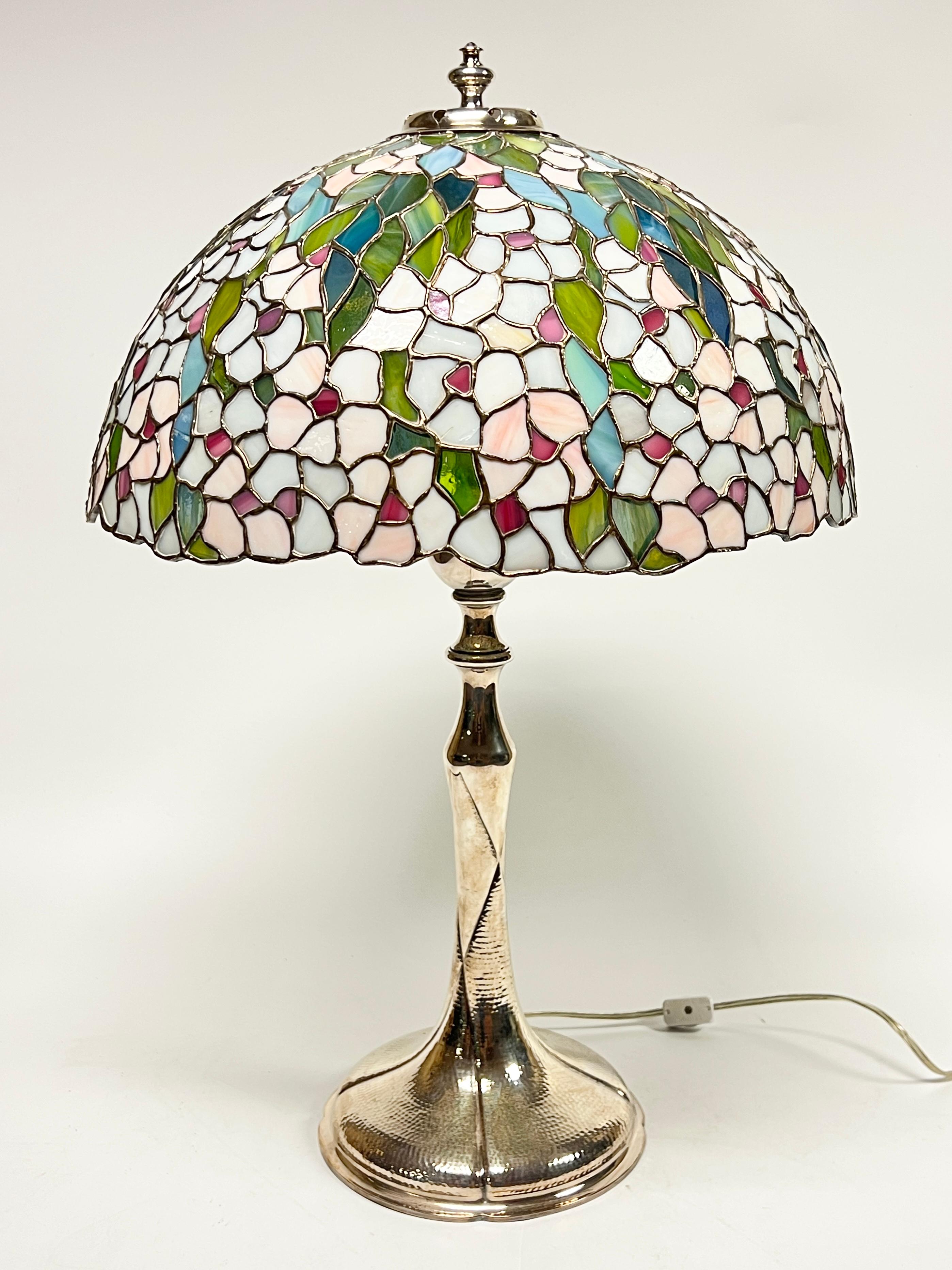Arts and Crafts Lampada da tavolo in argento stile Tiffany di Giacomo Vavassori in vendita