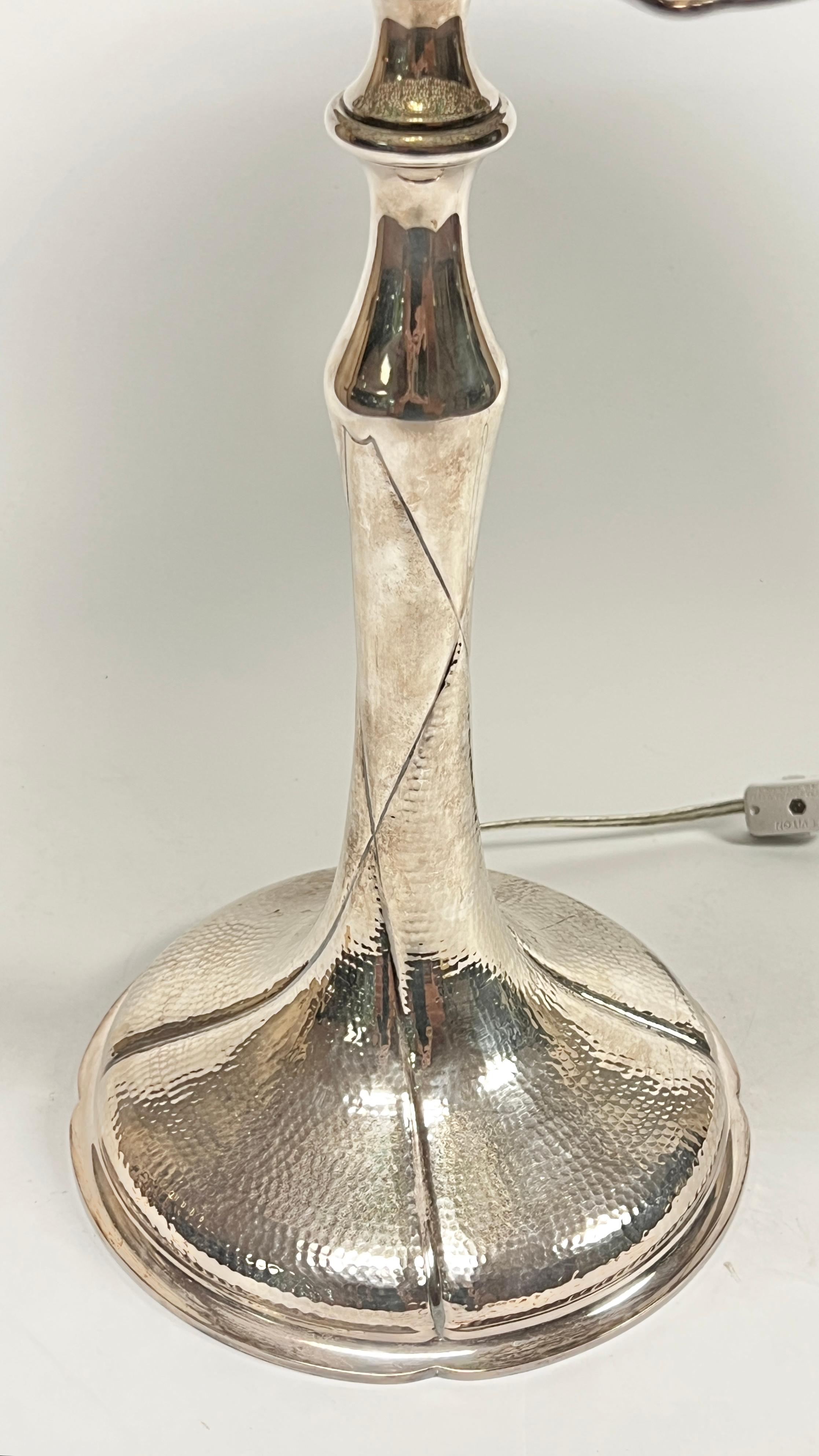 Italiano Lampada da tavolo in argento stile Tiffany di Giacomo Vavassori in vendita