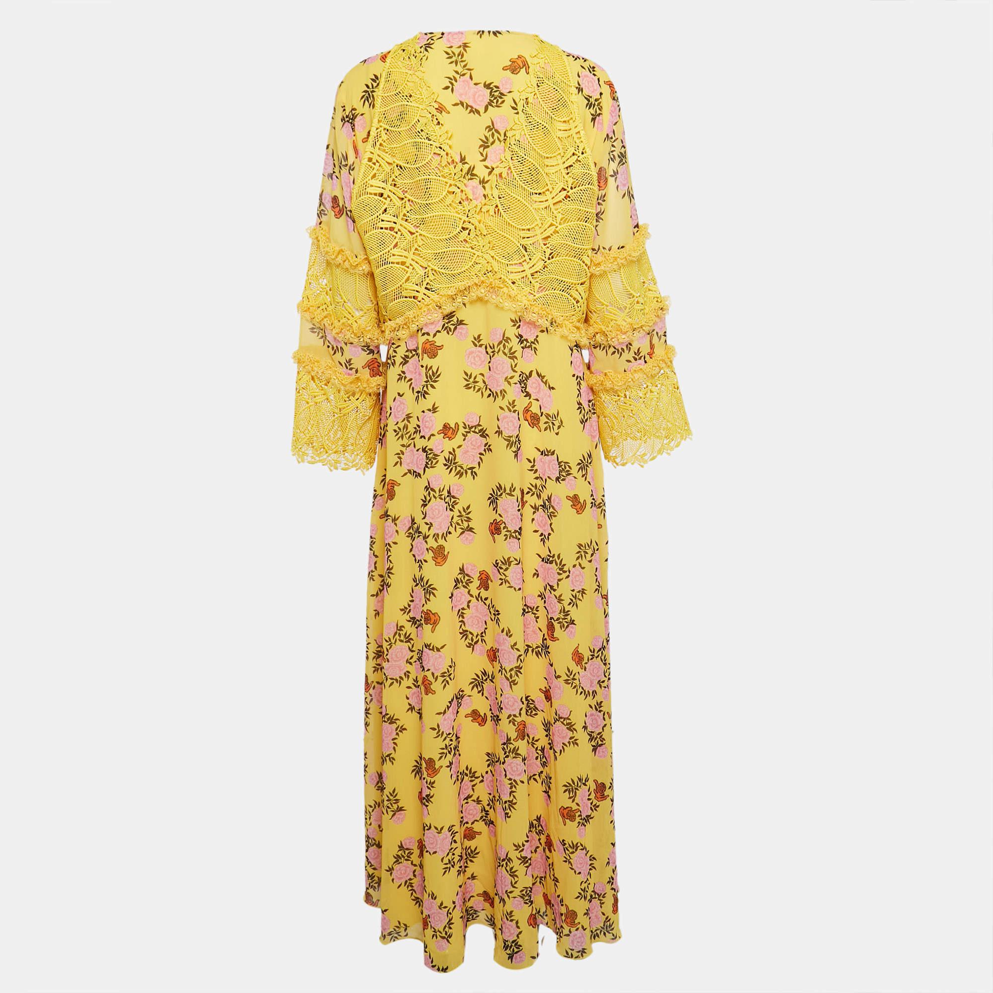 This stylish maxi dress is a fashionable and versatile piece that exudes elegance and comfort. With its long silhouette it provides a flattering and feminine look. Designed with chic details and unique cuts it effortlessly combines fashion and