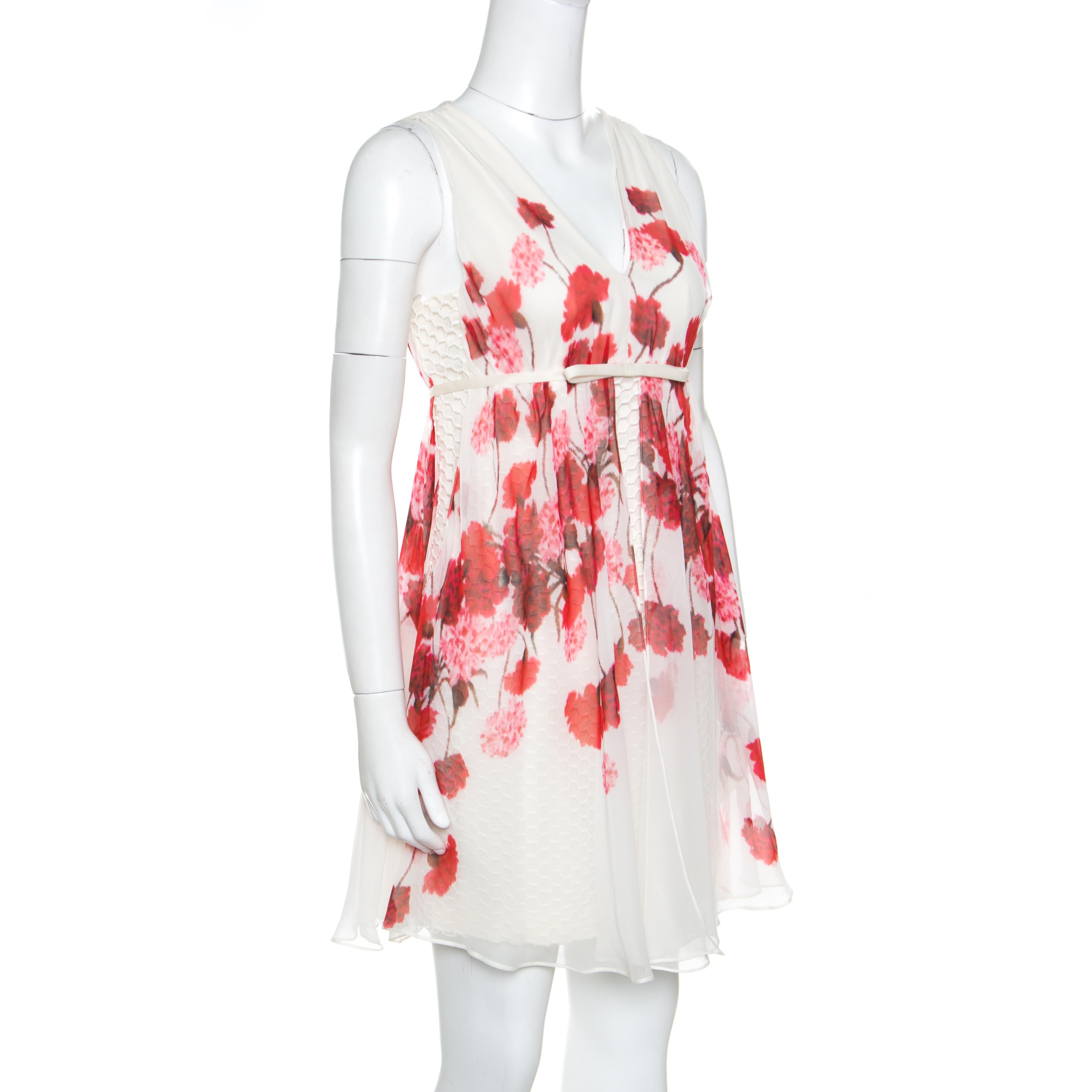 Worn by countless celebrities worldwide and much loved by fashion enthusiasts, Giambattista Valli is a label that stays true to its feminine, elegant and flattering designs. This sleeveless off white dress proves just that! It is made of 100% silk