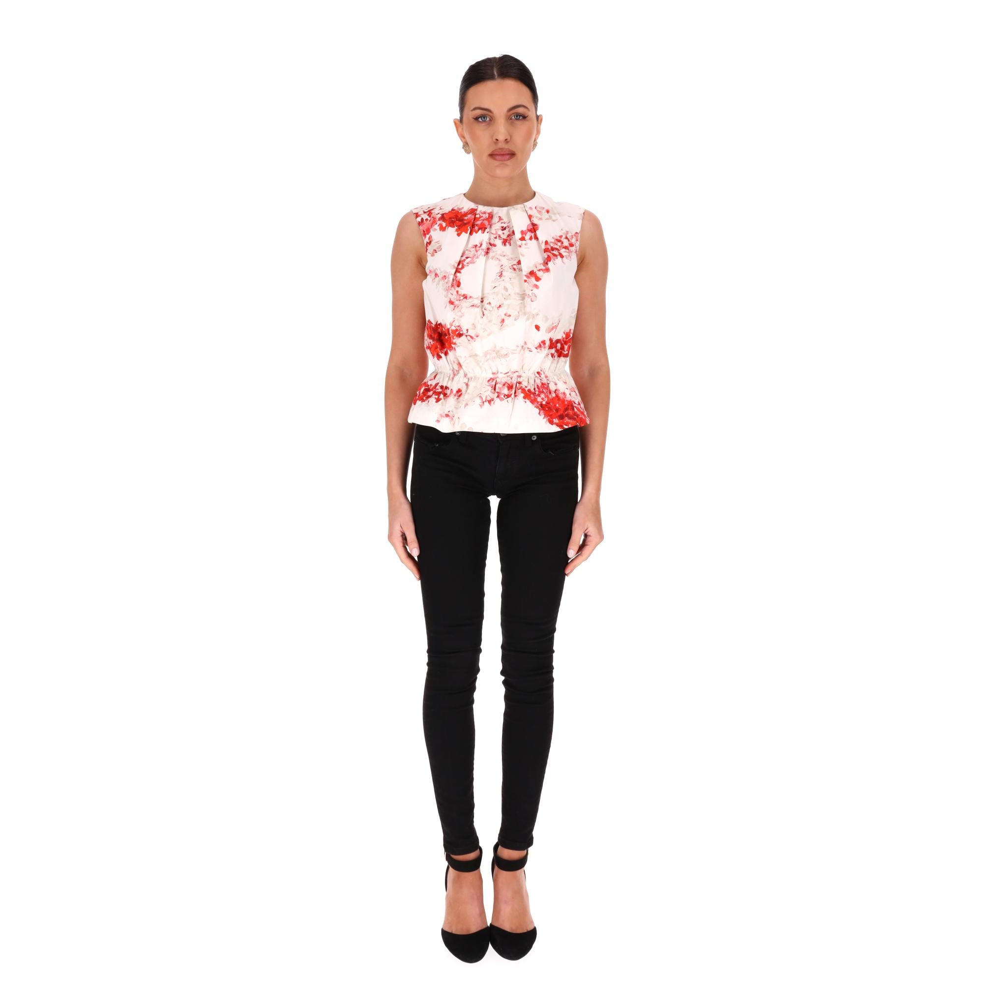 Giambattista Vali - Top à fleurs en coton et soie

Chemisier blanc sans manches à imprimé floral rouge.

Elle est froncée sur le devant et dotée d'un ourlet péplum.

Fermeture à glissière dissimulée au dos.

Rrp Approx. £700

Taille - 42IT

Condit -