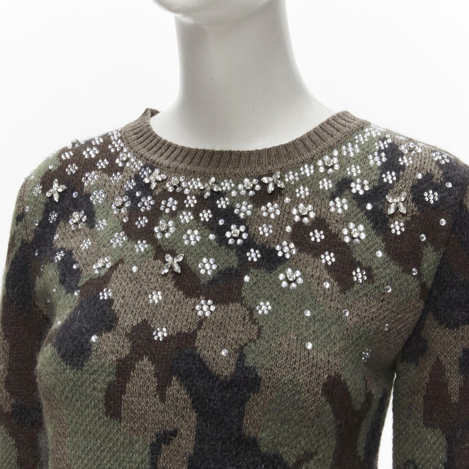 GIAMBATTISTA VALLI 2021 green camo crystal embellished cropped sweater IT38 XS
Reference: AAWC/A00240
Brand: Giambattista Valli
Designer: Giambattista Valli
Model: Fall Winter 2021
Collection: Fall Winter 2021
Material: Mohair, Wool
Color: Green,