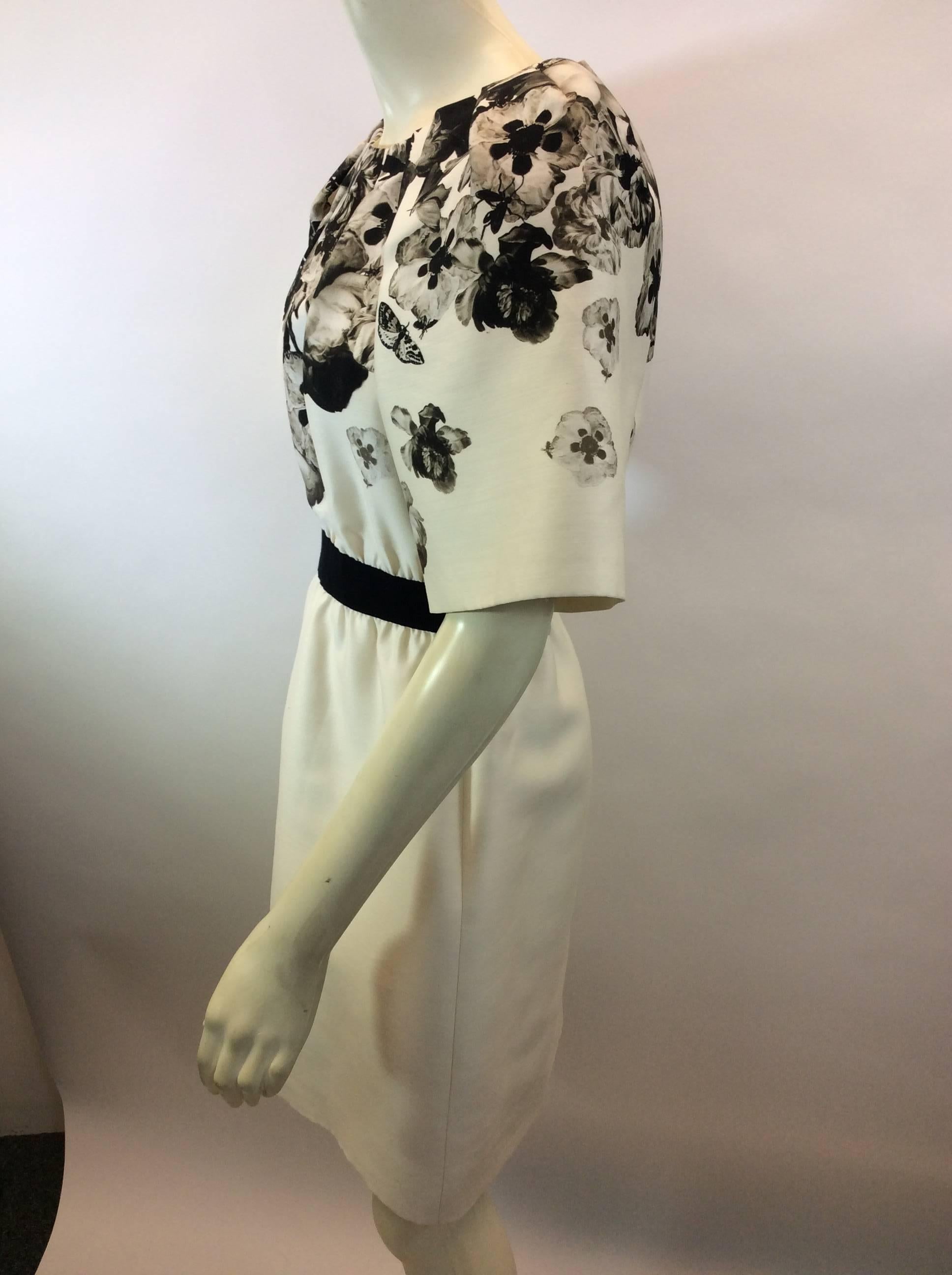 Giambattista Valli Black and White Print Silk Dress
Made in Italy
50% Silk
50% Wool
Lining- 100% Silk
$559
Size 4
Length 35