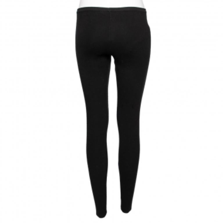 Sentiti comodo e alla moda indossando questi leggings in maglia di Giambattista Valli. Hanno una tonalità nera che sarà favolosa con qualsiasi tipo di top e accessori colorati.