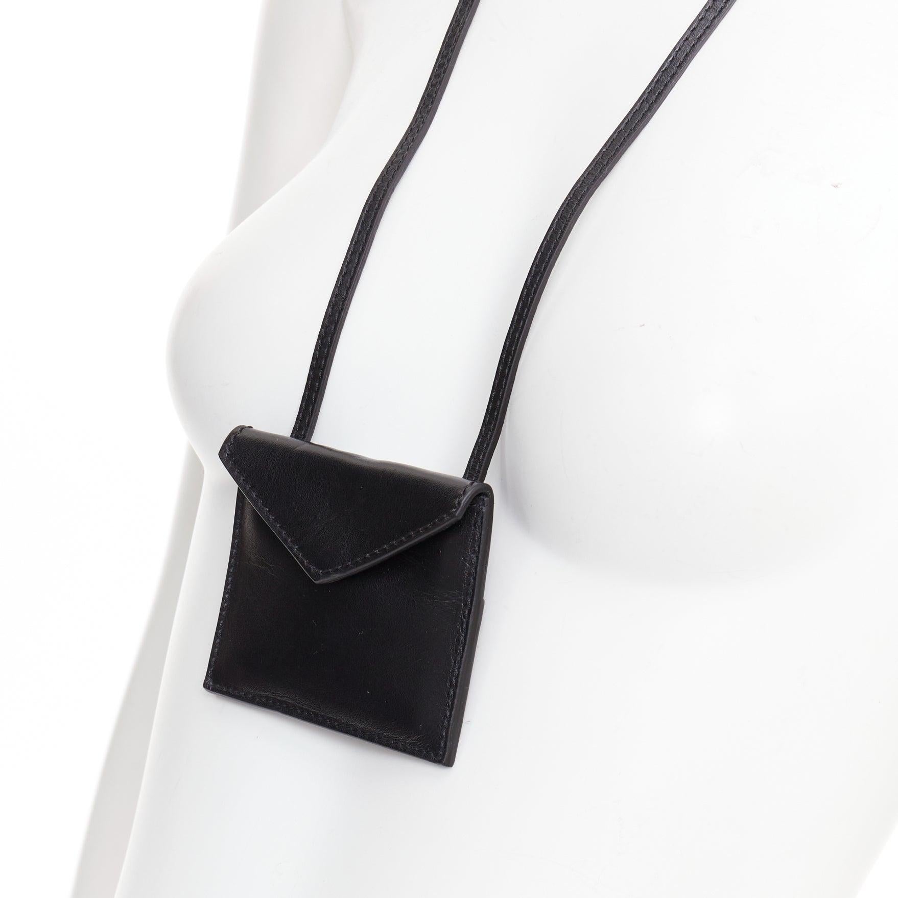 Giambattista Valli collana mini busta in pelle nera
Riferimento: CNLE/A00474
Marchio: Giambattista Valli
Materiale: Pelle
Colore: nero
Modello: Tinta unita
Chiusura: bottoni a pressione
Fodera: Pelle nera

CONDIZIONE:
Condizioni: Buono, questo