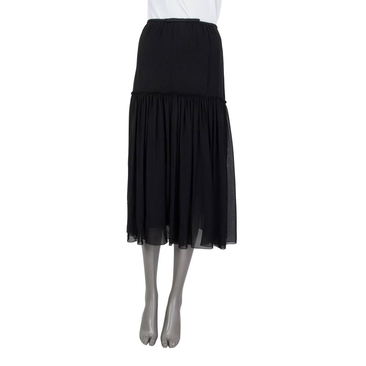 100% authentic Giambattista Valli midi skirt in black silk (100%). Embellished with ruffles, a black satin waistband and a satin mesh on the front. Opens with a concealed zipper and a hook on the back. Lined in black silk (100%). Has been worn once