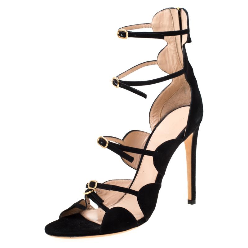 Diese Sandalen von Giambattista Valli sind wunderschön! Die Sandalen sind aus Wildleder gefertigt und mit einem Riemen versehen. Sie verfügen über eine Innensohle aus Leder:: Reißverschlüsse an der Rückseite:: 11::5 cm hohe Absätze und goldfarbene