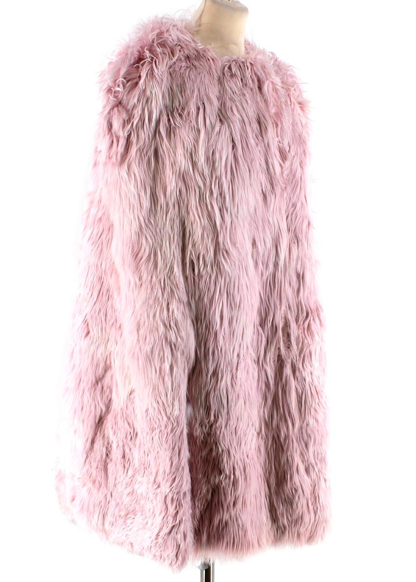 Gambattista Valli Blush Pink Alpaka Pelz Cape

- Weicher Blush Pink Alpaka Pelz 
- Cape Stil 
- Mittelschwerer makelloser Faltenwurf
- Seidenfutter 
- Verdeckter Druckknopfverschluss vorne

Materialien: 
Hauptteil - 100% Alpakafell 
Futter - 100%