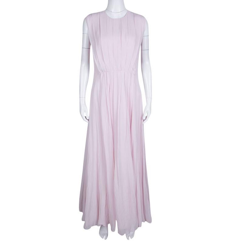 The elegant and practical appeal of this sleeveless dress from Giambattista Valli makes it a pleasant choice for your evening looks. It is graced with a fabulous silhouette featuring a blush pink hue accented with boxy pleats all over. Exuding a