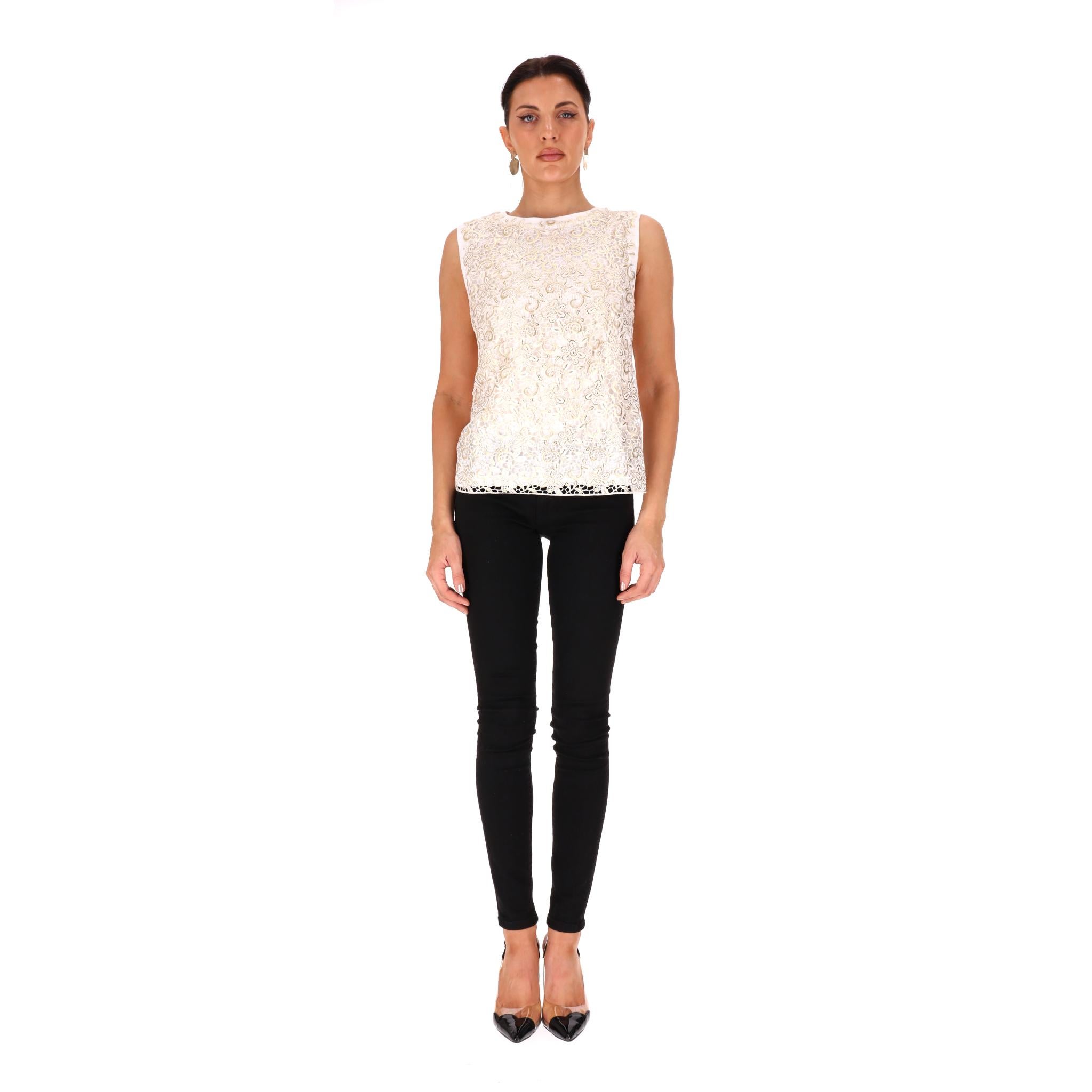 Top de algodón con encaje floral Giambattista Valli

Diseño marfil sin mangas con adornos florales en toda la parte delantera.

Con escote redondo y tejido blanco liso en la espalda.

Precio aprox. 700

Talla - M

Estado - Muy bueno

Composición -