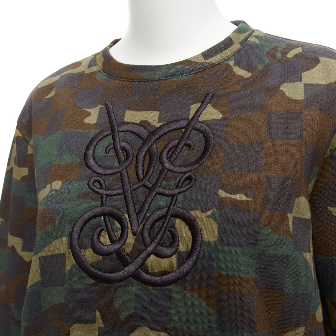 GIAMBATTISTA VALLI green graphic camouflage logo embroidery crew sweatshirt XS
Reference: AAWC/A01107
Brand: Giambattista Valli
Material: Cotton
Color: Green
Pattern: Camouflage
Closure: Pullover
Made in: Italy

CONDITION:
Condition: Excellent, this