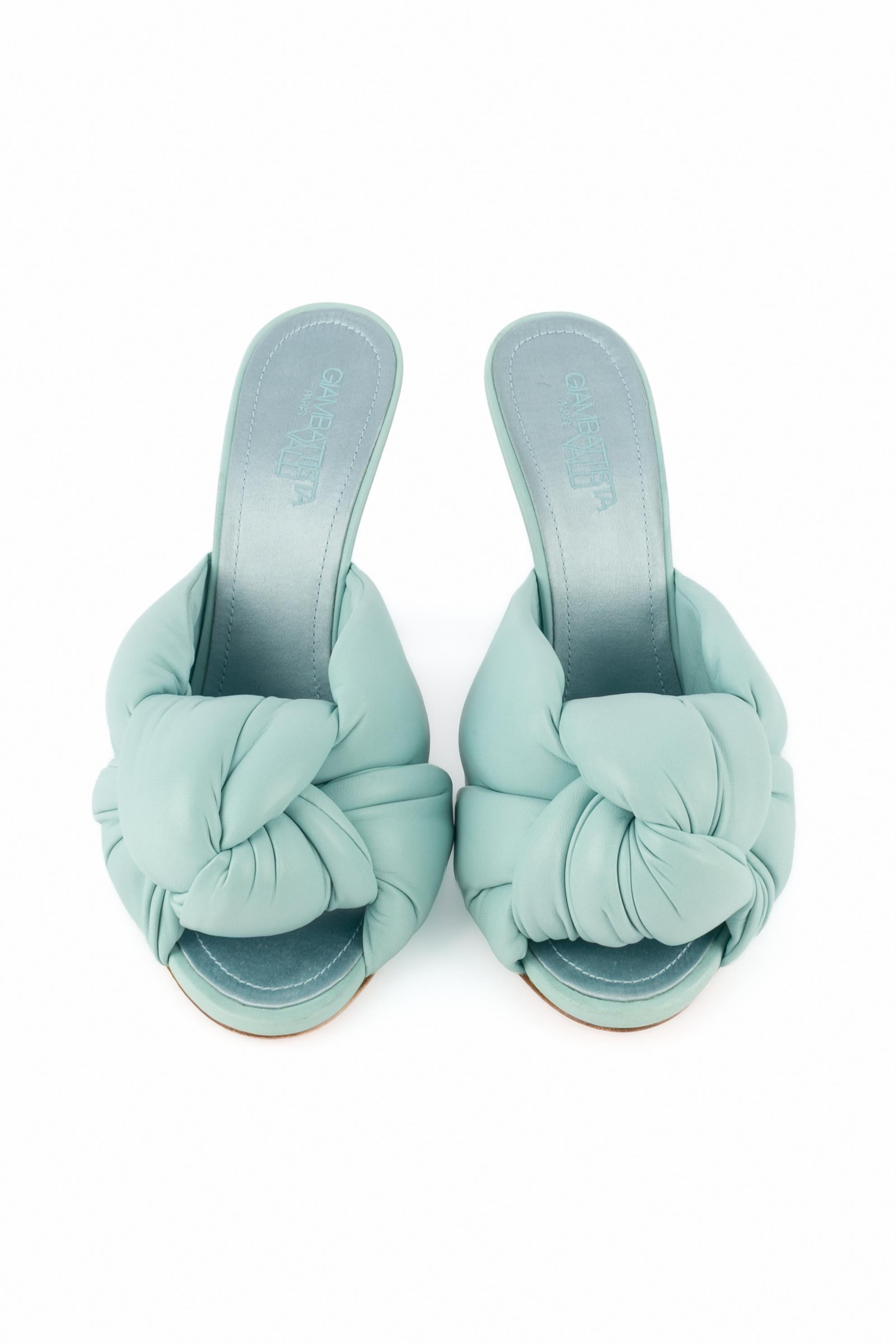 GIAMBATTISTA VALLI - (Fabriqué en Italie) Mules à talons en cuir de veau bleu ciel, bouts ouverts ornés de nœuds. Taille 41 indiquée.

Condit :
Très bon état.

Dimensions :
Hauteur du talon : 12 cm

SKU:CH105