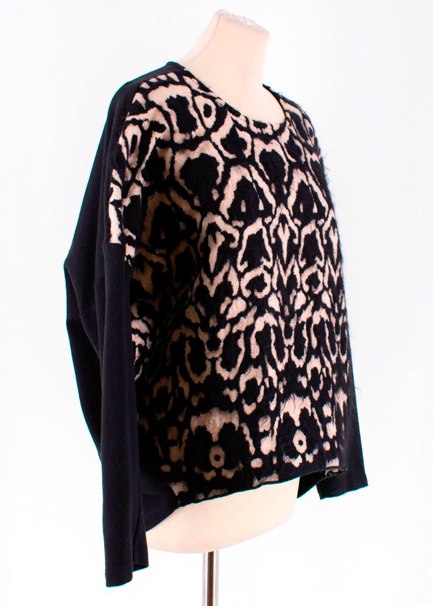 Giambattista Valli Leopard Printed Wool-Blend Jumper

- Made of soft cotton 
- Round neckline
- Texture Leopard print like brocade to the front
- Long sleeves
- Oversized fit
- Drop shoulder
- Classic practical design 

Materials:
there is no care