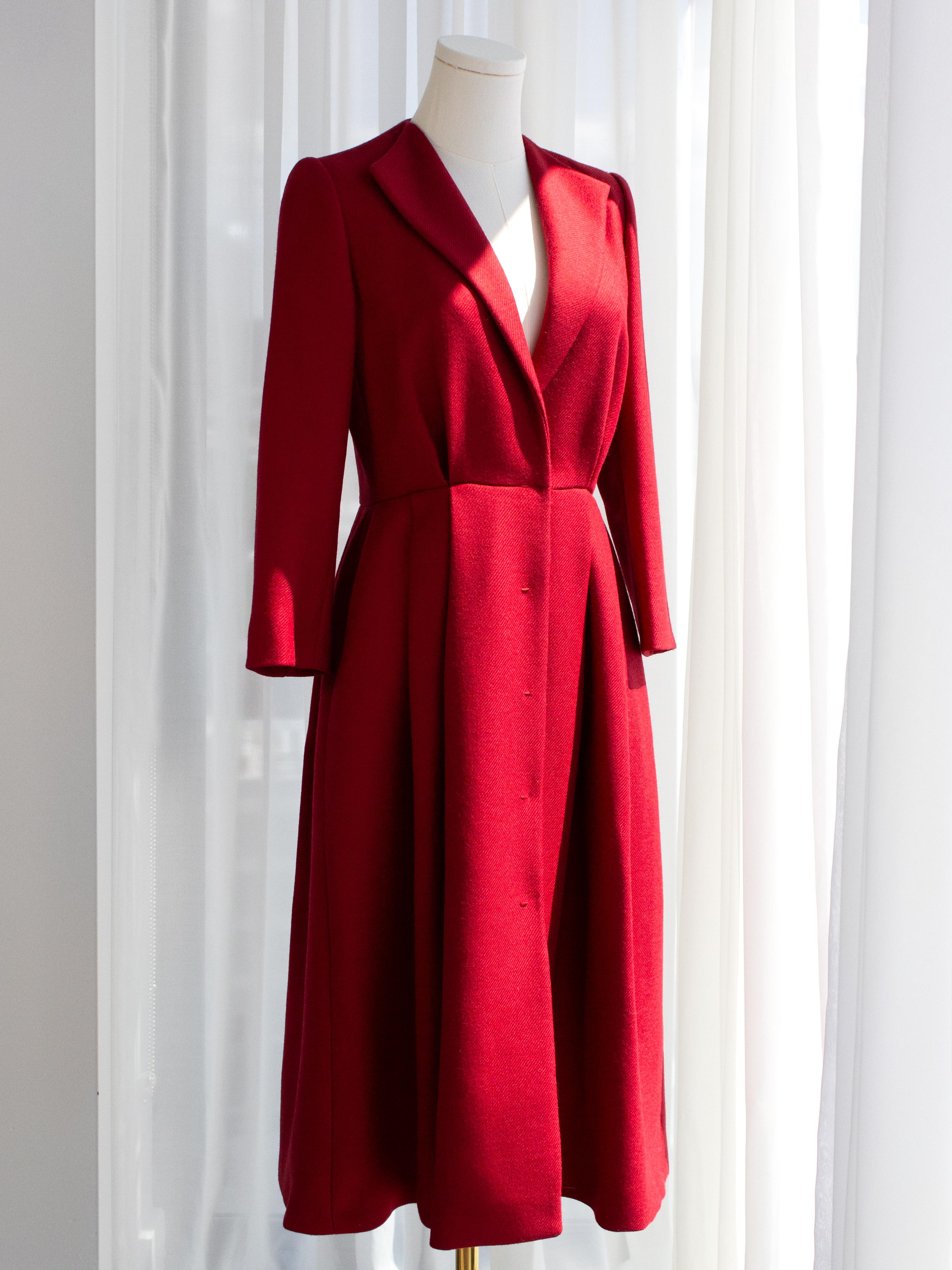 Eleganza nel tuo guardaroba con questo elegante cappotto di Giambattista Valli. Realizzato in uno splendido colore rosso parigino, questo cappotto emana raffinatezza e stile senza tempo. La silhouette lusinghiera, con maniche a bracciale, è perfetta