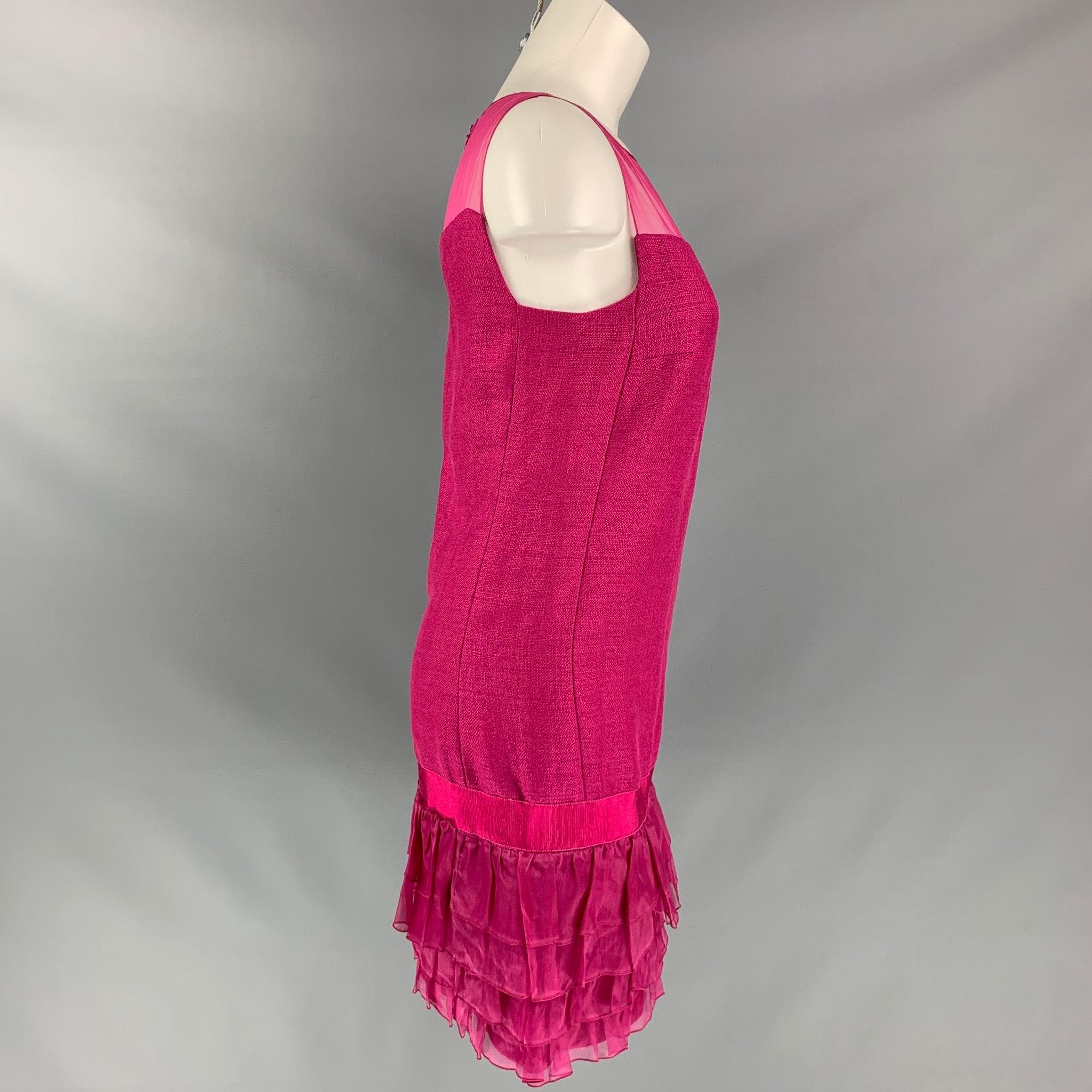 GIAMBATTISTA VALLI tunic above knee dress comes in raspberry linen and viscose fabric and full invisible zipper closure at center back featuring ruffled detail at bottom hem and see through detail at the shoulder. Made in Italy.
Excellent Good