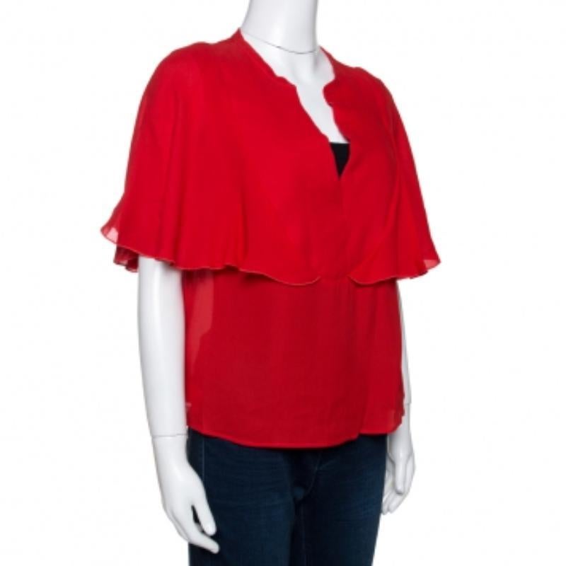 Parfait pour les soirées improvisées, ce top Giambattista Valli est superbe. Confectionné en pure soie, il se décline dans une teinte rouge saisissante. Elle est dotée de manches style cape, de volants, d'une encolure flatteuse et d'une bonne coupe.