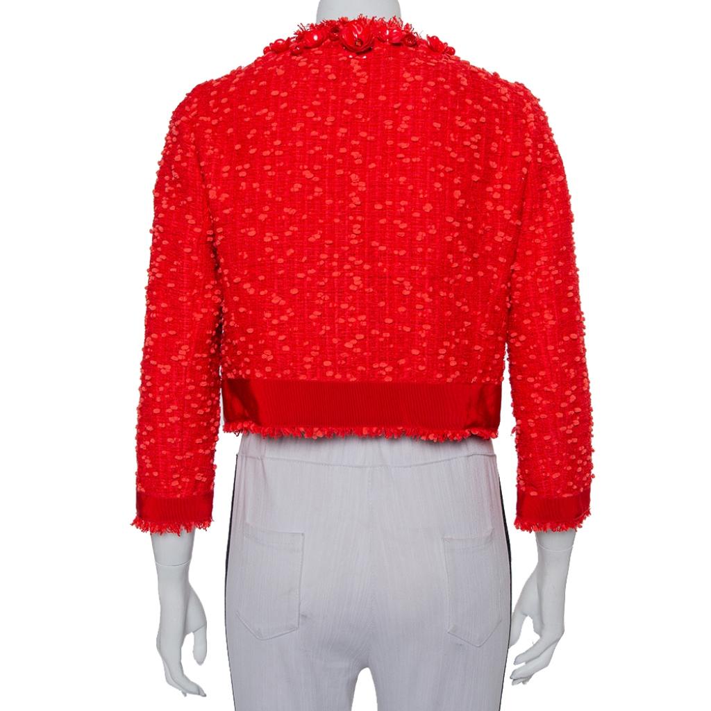 Gorgeous in appeal and design, this Giambattista Valli shrug is set to be a treasured buy! It comes beautifully made from tweed into a fashion-forward end result. The red women's coat features a cropped hem and floral embellishments around the