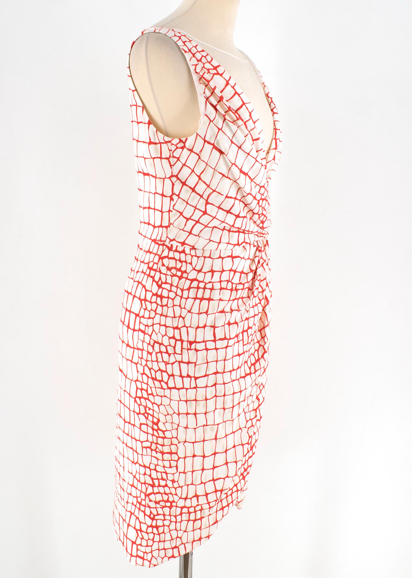 Giambattista Valli Red & White Draped Sheer Panel Sleeveless Dress

Deep v-neck
silk lining
White and red pattern print
Cross neck design
Sheer netting v-neck 
Hidden zip fastening at the back of dress 


Please note, these items are pre-owned and