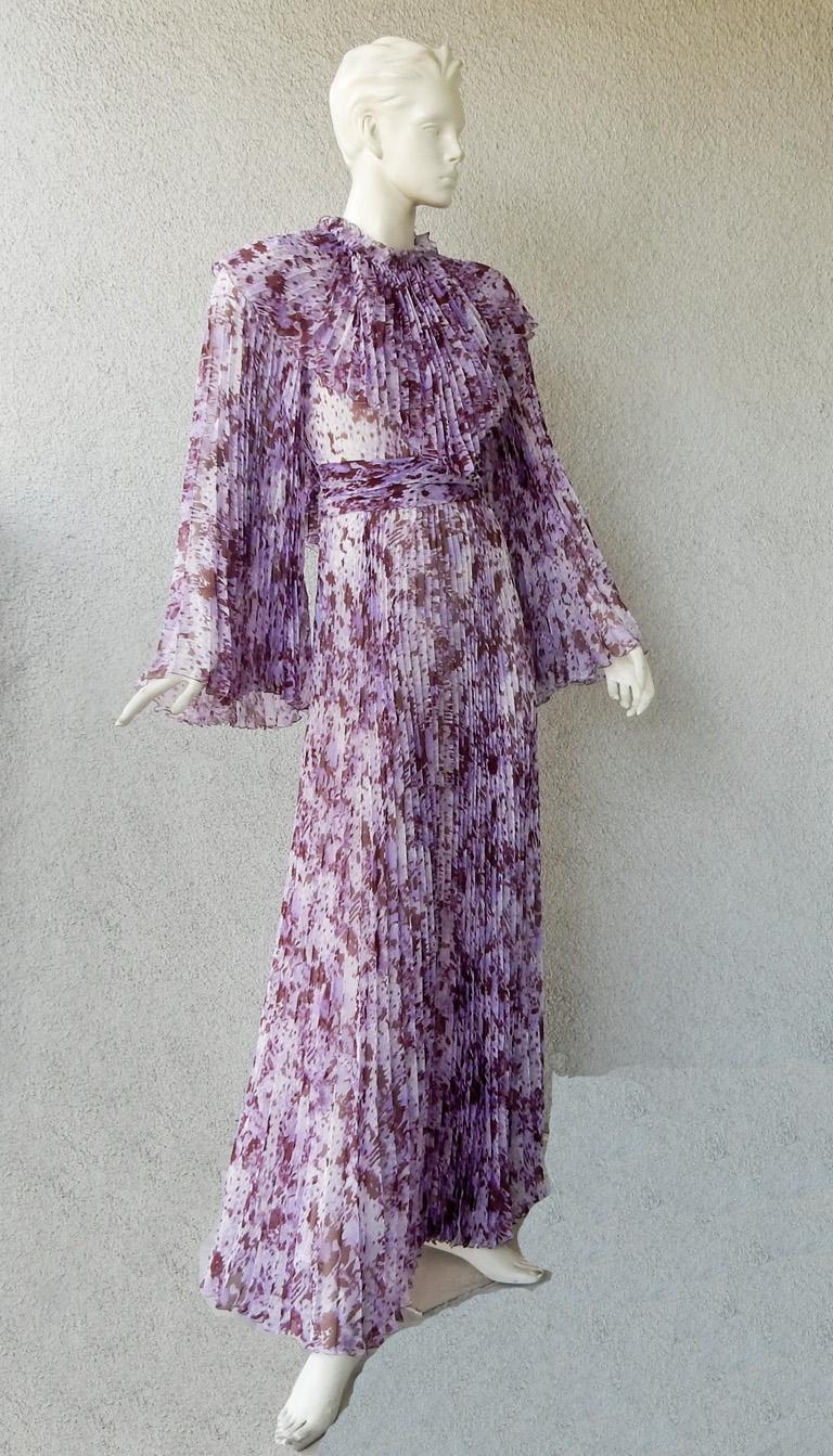 La robe féminine de Giambattista Valli est très belle, comme on l'a vue sur les podiums.   Confectionné en mousseline de soie dans un subtil imprimé violet et lavande.  Entièrement plissé.  Encolure jabot étroite et plissée.  Plissé  manches cloche.