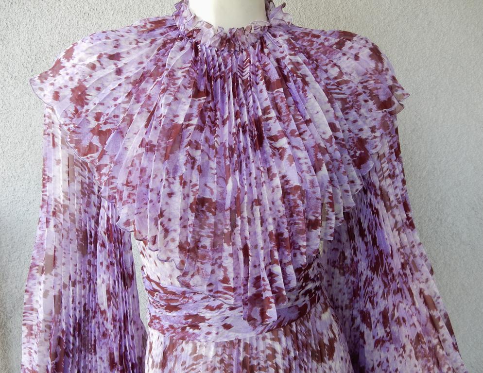 Giambattista Valli Runway - Robe en soie «tty in Purple » à imprimé éclabousssures  en vente 1