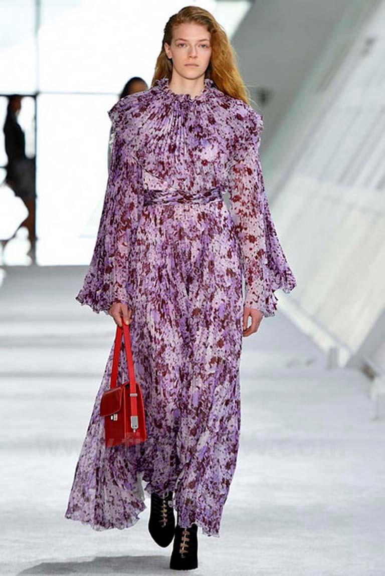 Giambattista Valli Runway - Robe en soie «tty in Purple » à imprimé éclabousssures  en vente 5