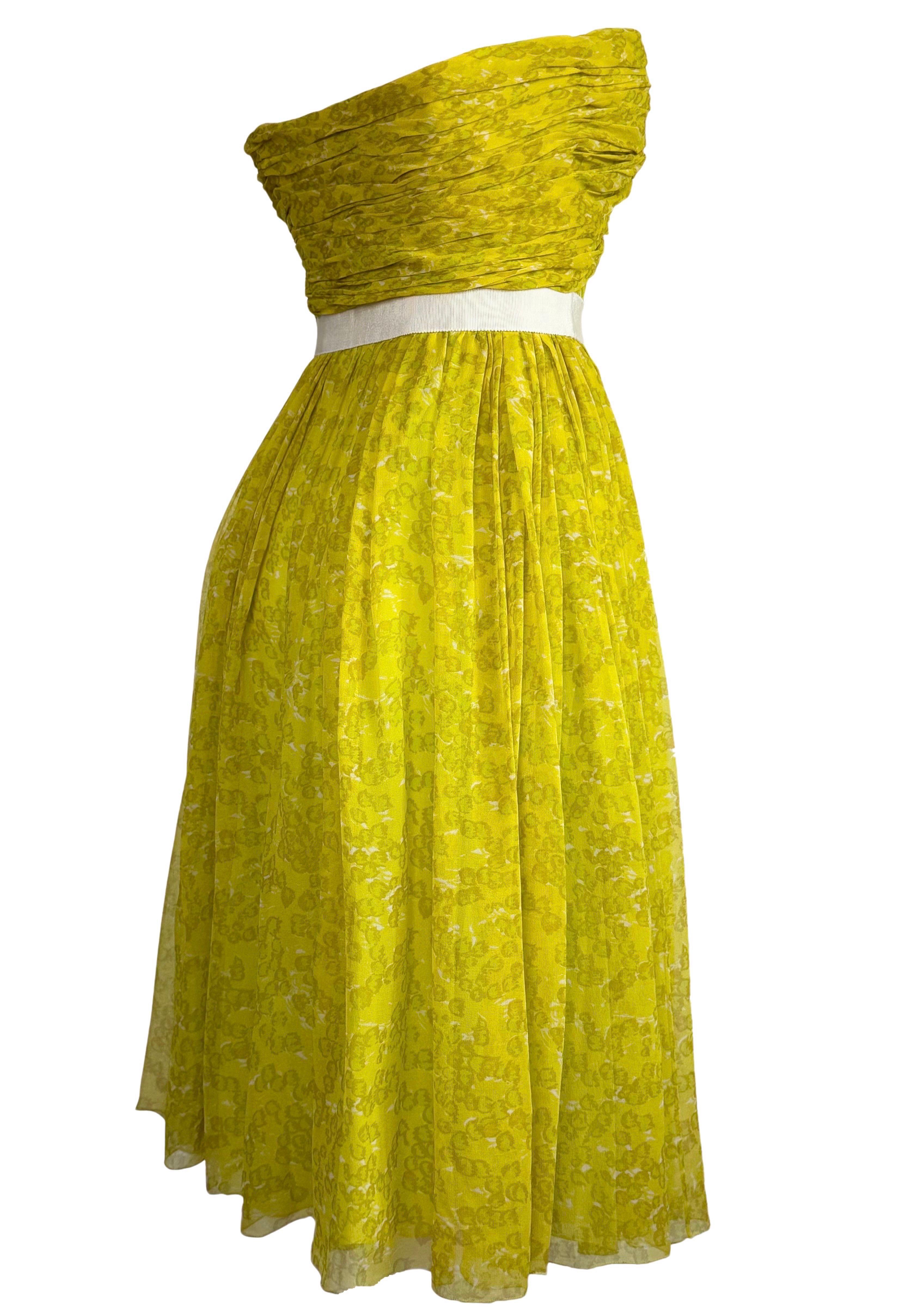 Il y a quelque chose d'immédiatement romantique dans cette robe Giambattista
La robe Valli - la façon dont elle capte la lumière, la douceur des plis, les tons frais d'agrumes qui rappellent le printemps. Le corsage sans bretelles est délicatement