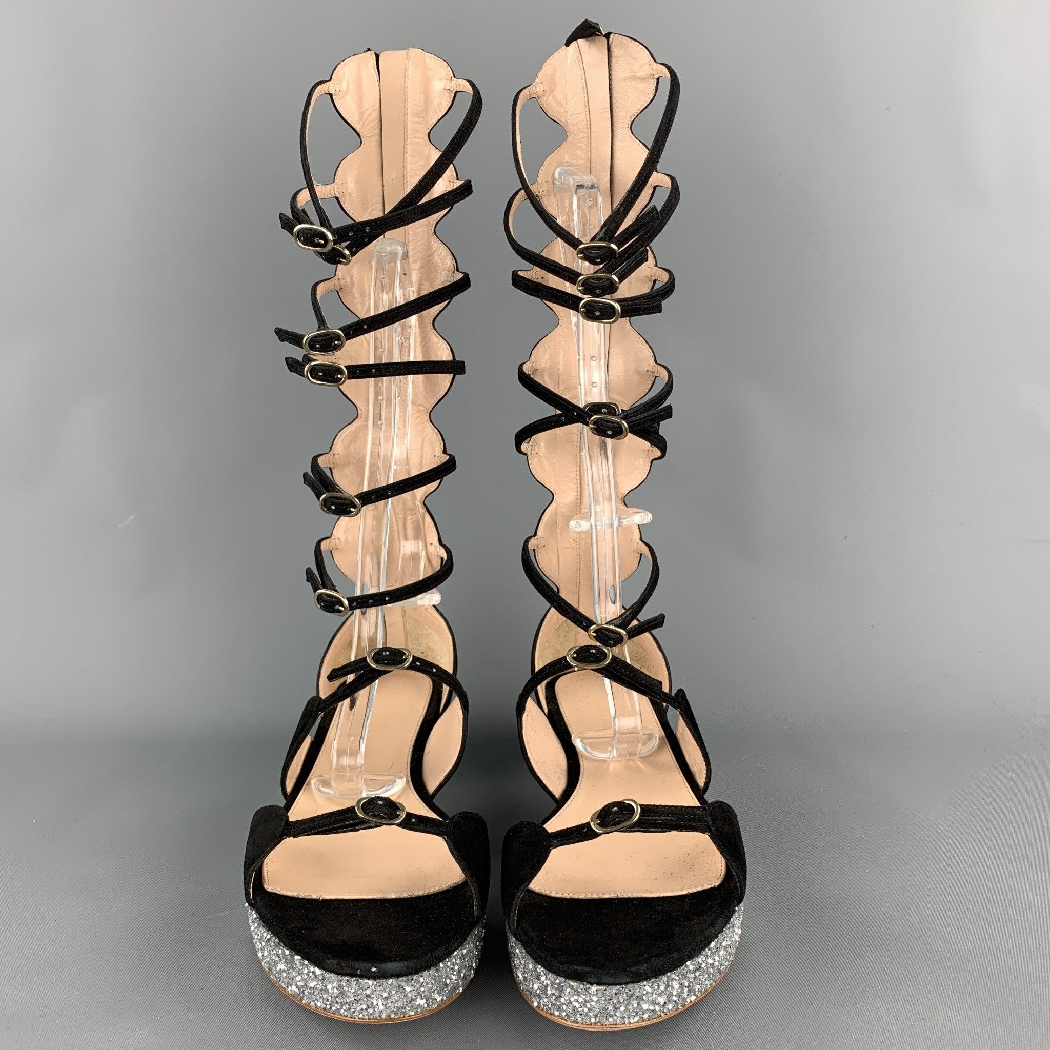 Les sandales VALLI de GIAMBATTISTA sont en daim noir avec une plateforme pailletée, un style gladiateur et une fermeture à glissière à l'arrière. Livré avec boîte. Fabriqué en Italie.
Etat d'occasion. 

Marqué :   IT 38 

Mesures : 
  Longueur : 9,5
