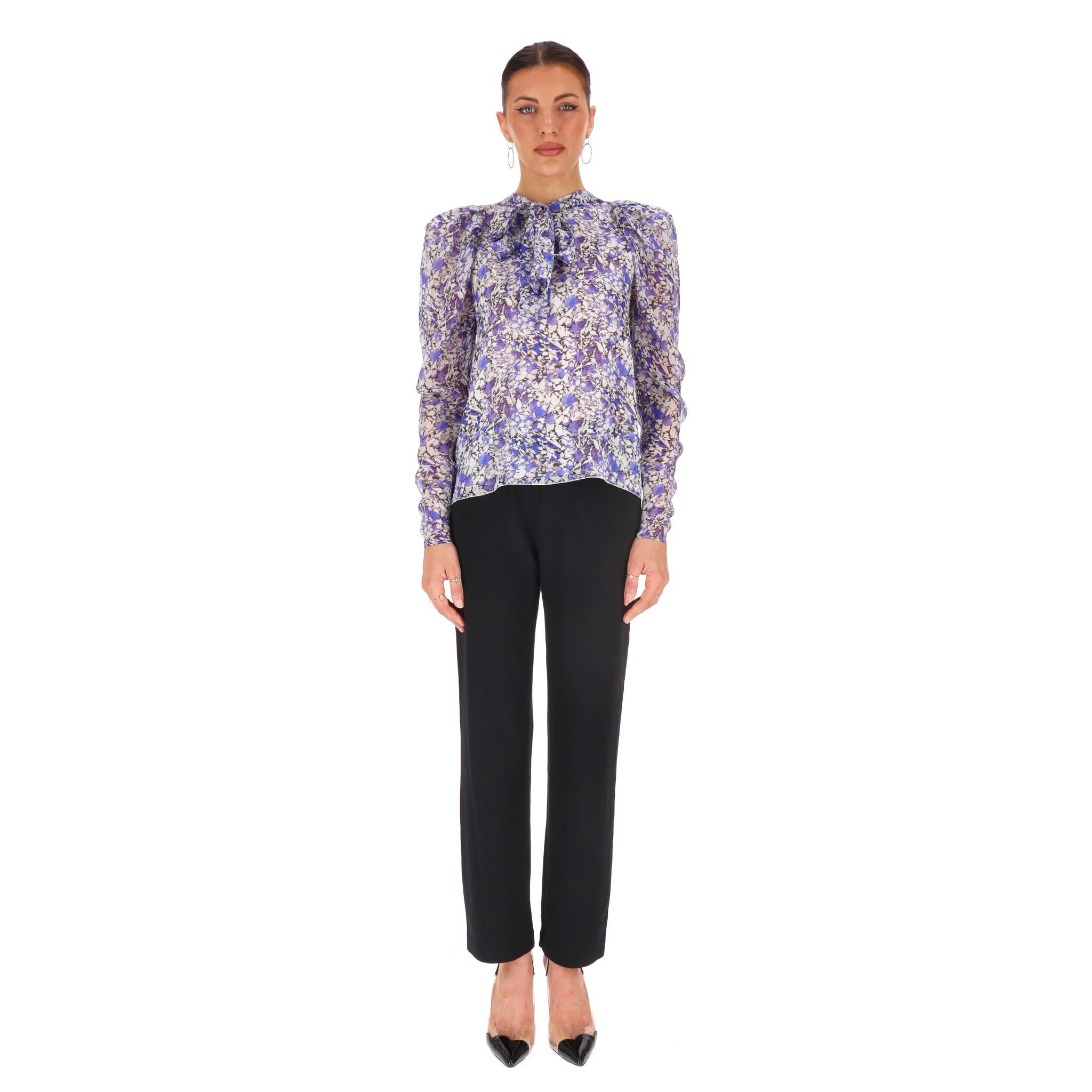 Giambattista Valli Silk Tie-Neck Floral Top

Long sleeved blouse detailed with tiny white and purple floral design.

Featuring tie-neckline, gathered accent to the shoulders and concealed zip fastening to rear.

Rrp Approx. £1,100

Size –