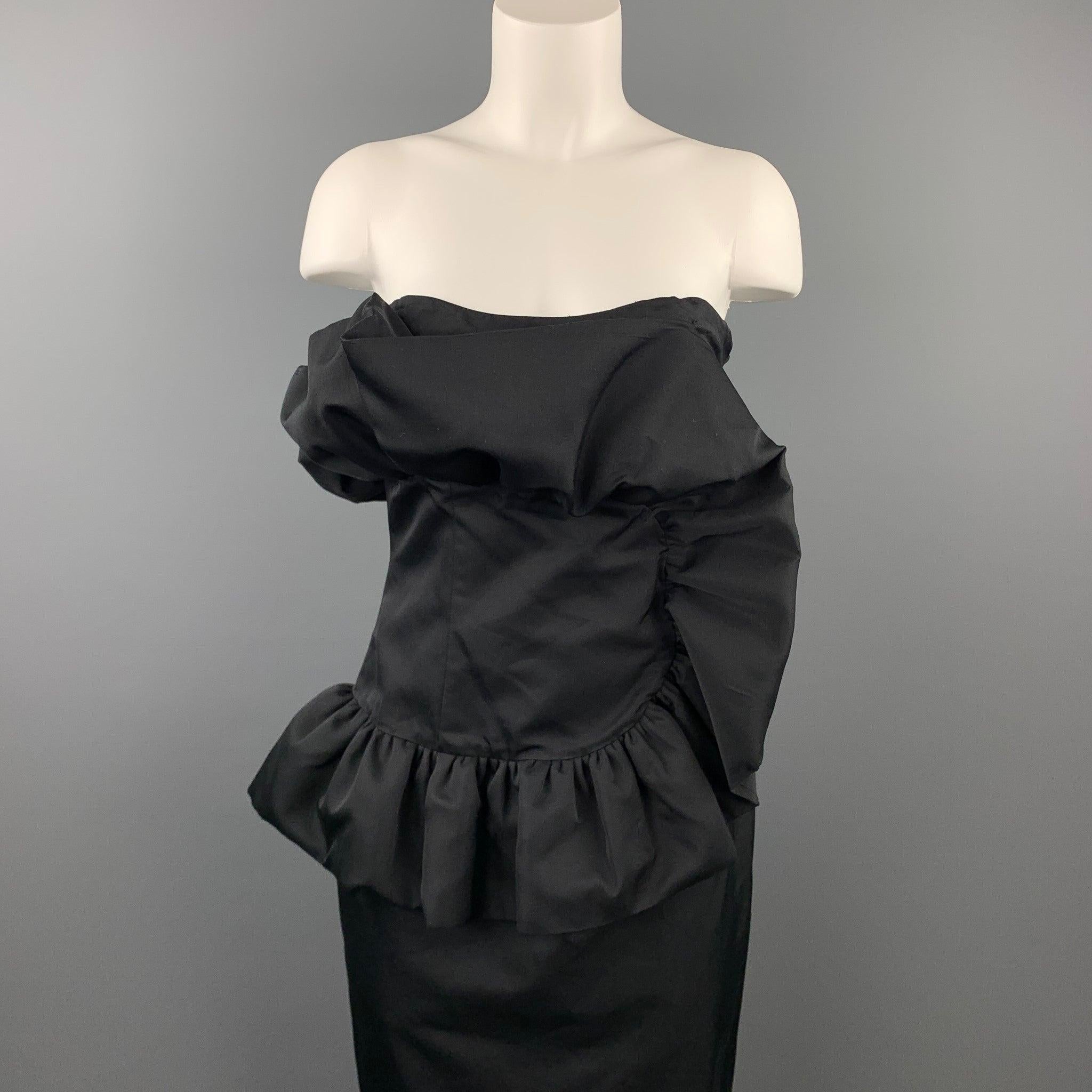 La robe bustier GIAMBATTISTA VALLI se présente dans un coton/soie noir avec un motif à volants, un corset intérieur et une fermeture à glissière sur le côté. Tel quel. Fabriqué en Italie. Bon état d'usage. 

Marqué :  44/M 

Mesures : 
 Poitrine :