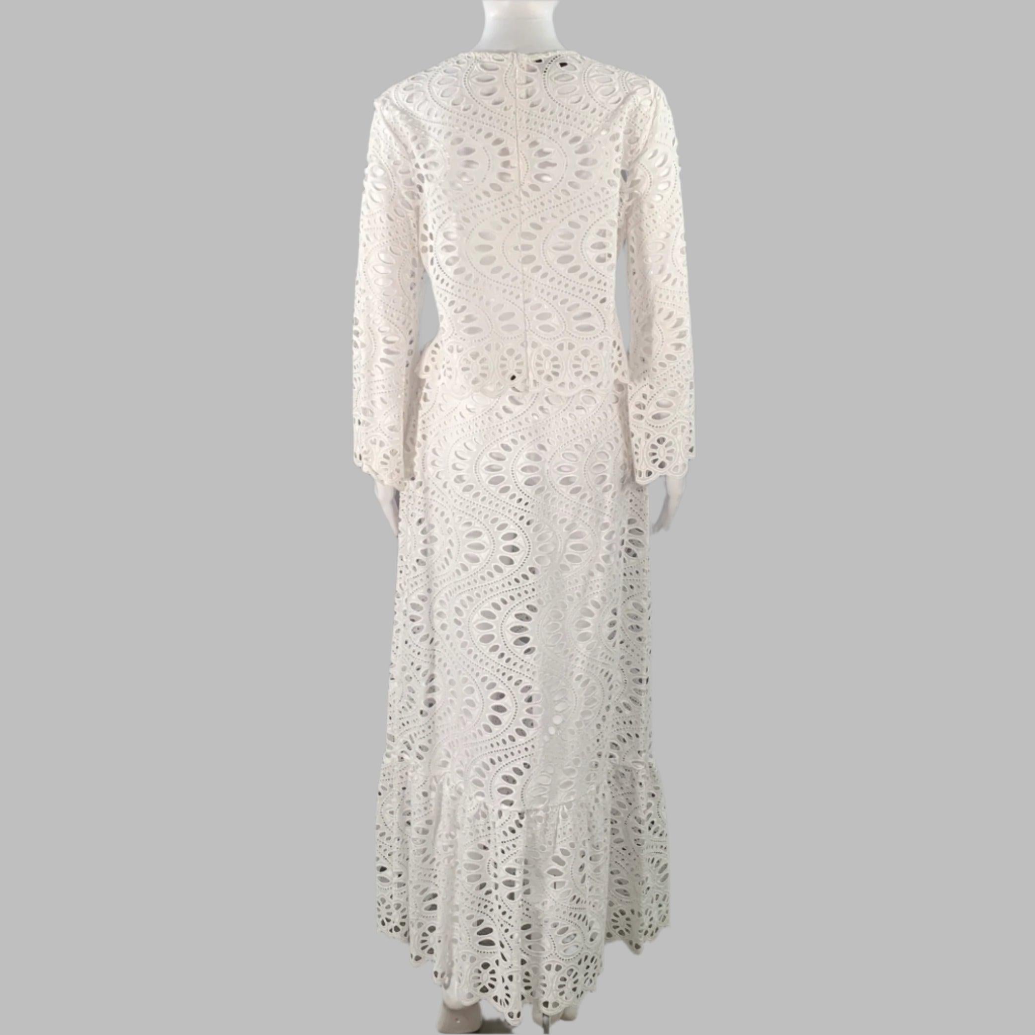GIAMBATTISTA VALLI
Ensemble de jupes en tissu blanc (au toucher coton) comprenant un haut à manches longues avec œillets et bords festonnés, et une jupe assortie. Fabriqué en Italie. Très bon état. Plusieurs marques mineures sur le dessus. 

Marqué