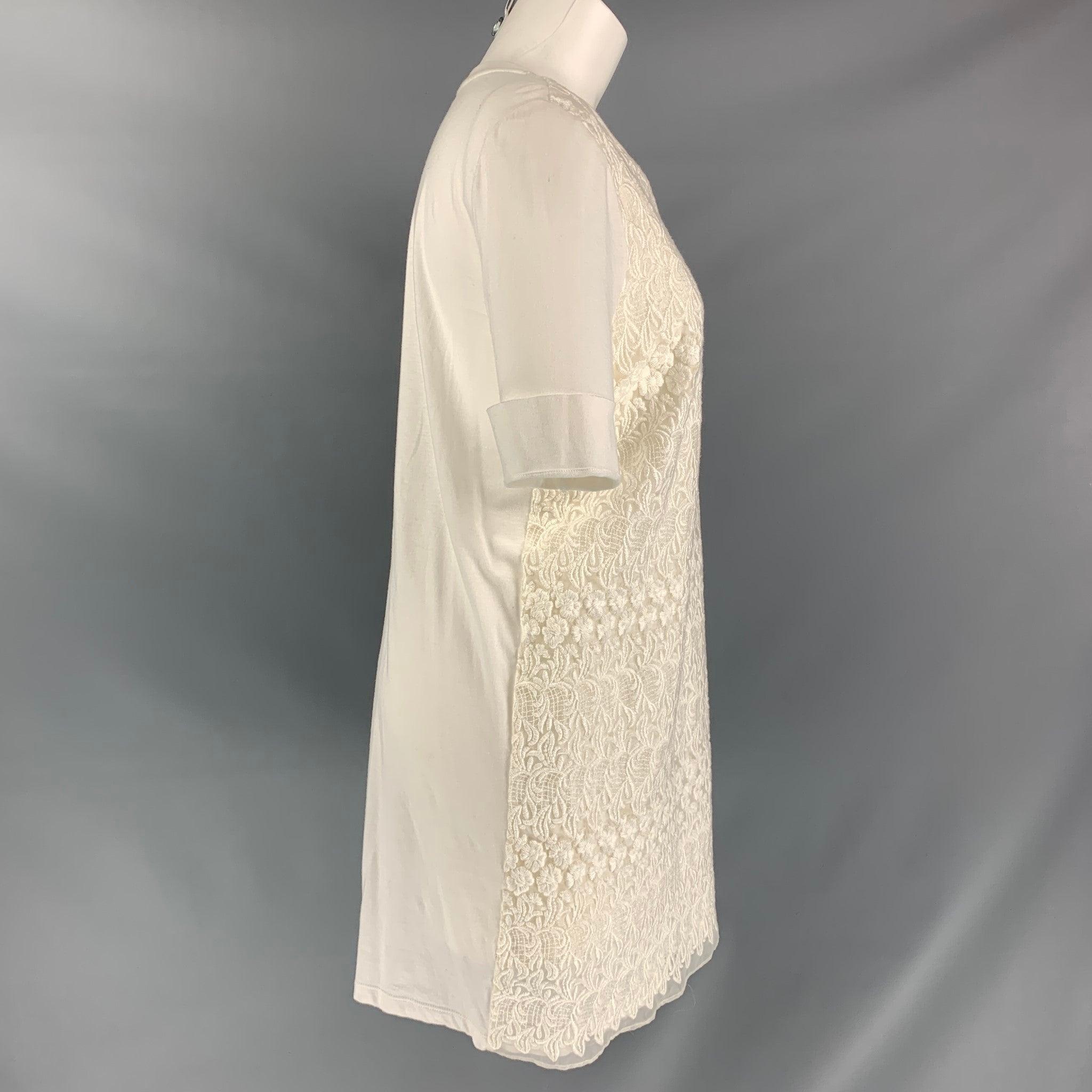 GIAMBATTISTA VALLI t-shirt knee high T-shirt dress in a white cotton jersey featuring a white floral lace overlay, faux cuffed sleeves, and crew neck. Made in Italy.
Excellent Pre-Owned Condition.  

Marked:   M 

Measurements: 
 
Shoulder: 16