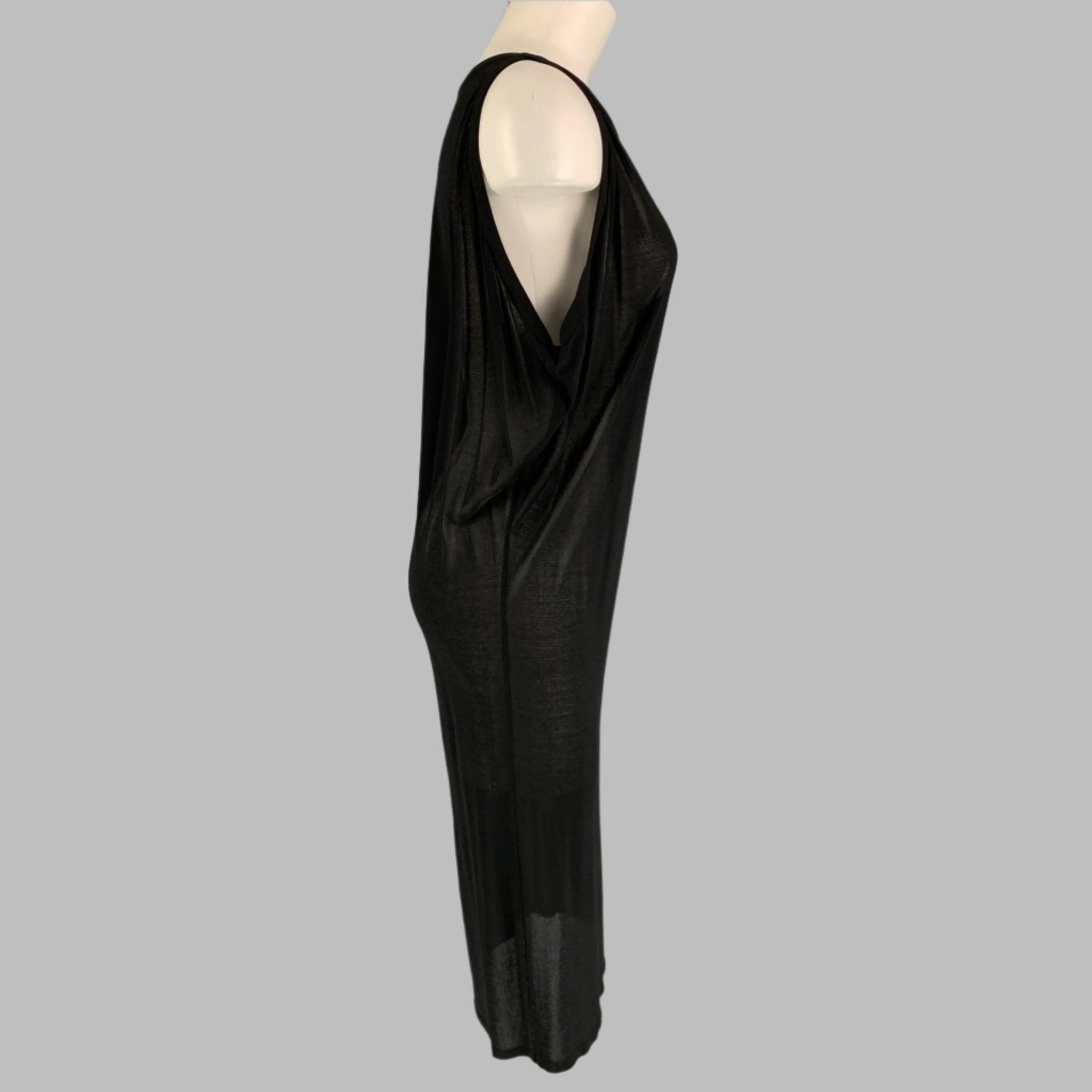 GIAMBATTISTA VALLI
 Vestido por debajo de la rodilla en una mezcla de viscosa negra con una estética transparente. Fabricado en Italia.
Excelente estado de conservación.  

Marcado:   42 

Medidas: 
 
Hombros 11,5 pulgadas Busto: 30 pulgadas