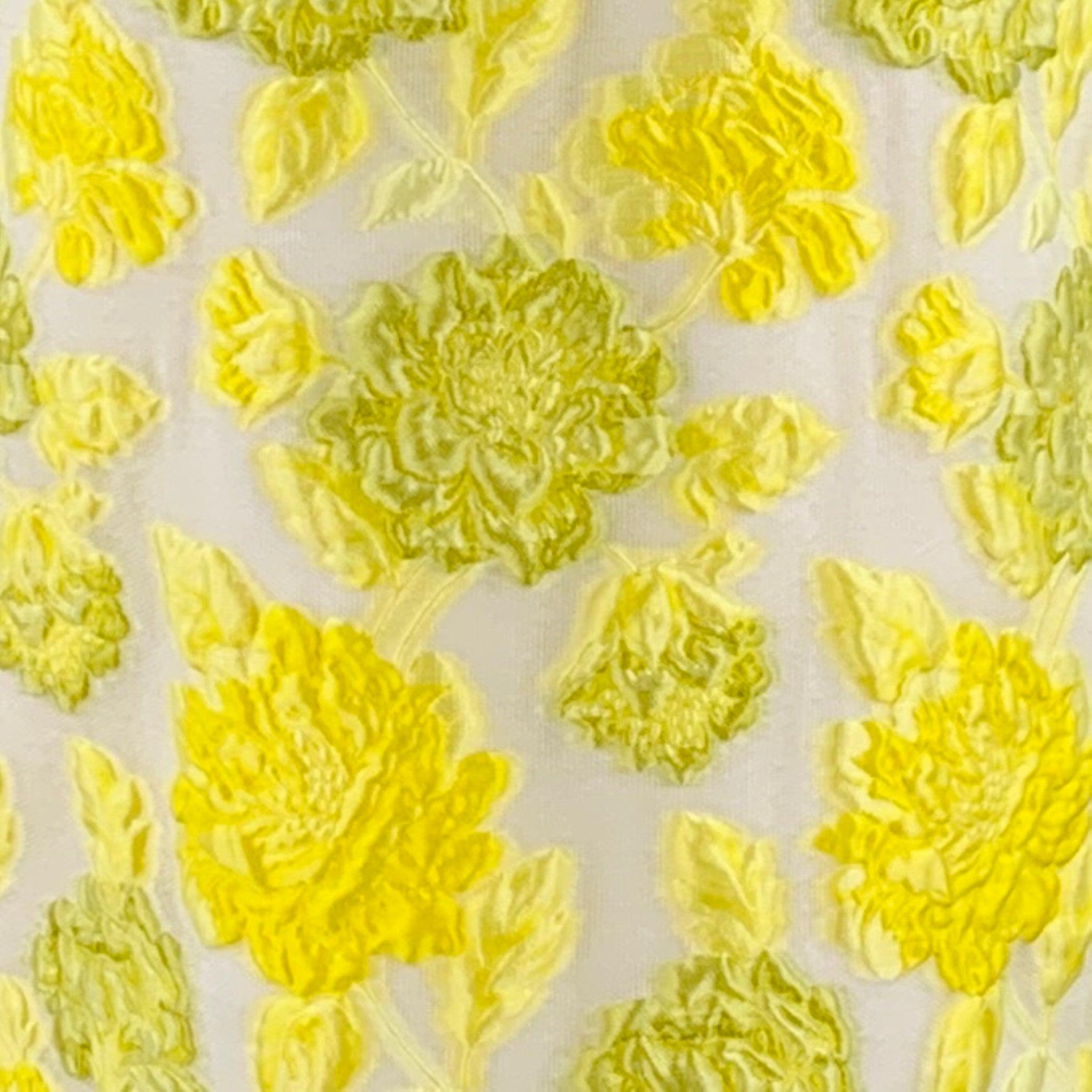 Vestido por turnos GIAMBATTISTA VALLI en tejido jacquard de mezcla de poliéster amarillo y beige, con dobladillo de encaje con estampado de hojas, estilo sin mangas y cierre de cremallera invisible en la espalda. Fabricado en Italia.
Excelente Buen