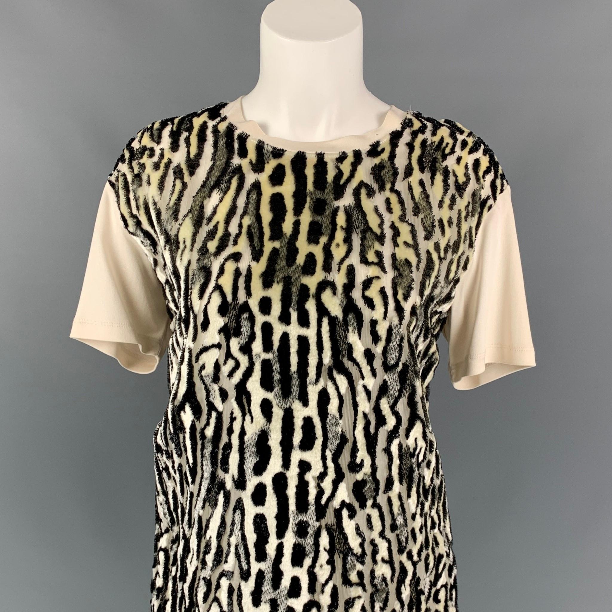 GIAMBATTISTA VALLI dress top comes in a black & white animal print silk featuring short sleeves and a crew-neck. Made in Italy. 

Very Good Pre-Owned Condition.
Marked: 40/XS

Measurements:

Shoulder: 19.5 in.
Bust: 40 in.
Sleeve: 8 in.
Length: 26.5