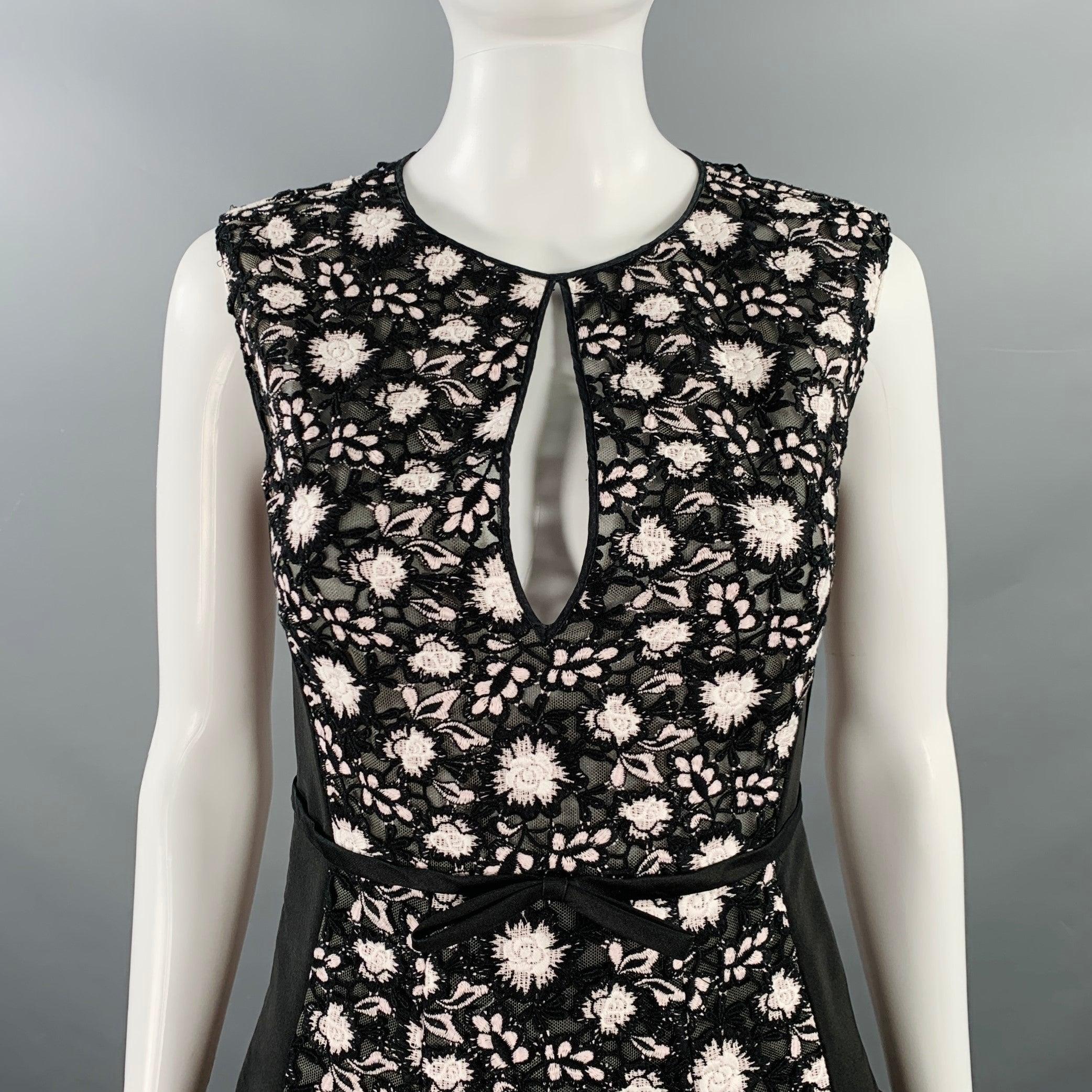 Abito da cocktail Giambattista Valli
in taffetà di seta nero con pizzo floreale in misto cotone bianco e nero, gonna ad A e fiocco nero in vita. Made in Italy. Eccellente condizione di usato.  

Contrassegnato:   40/XS 

Misure: 
 
Spalla: 13