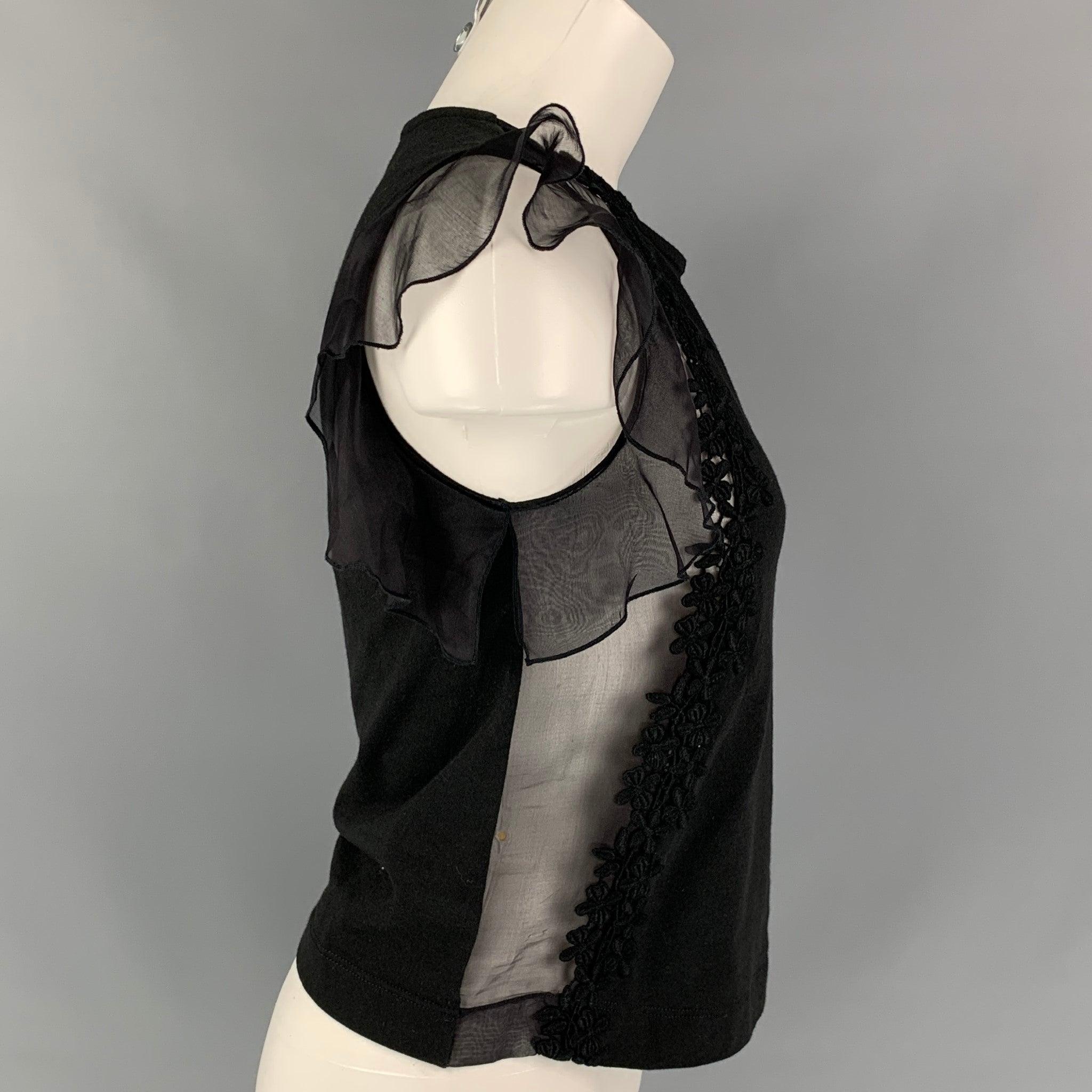 Le haut de robe GIAMBATTISTA VALLI est présenté dans un coton/soie noir avec une bordure en dentelle, des détails brodés, sans manches et une encolure ras du cou. Fabriquées en Italie.
Très bien
Etat d'occasion. 

Marqué :   38/XXS 

Mesures : 
