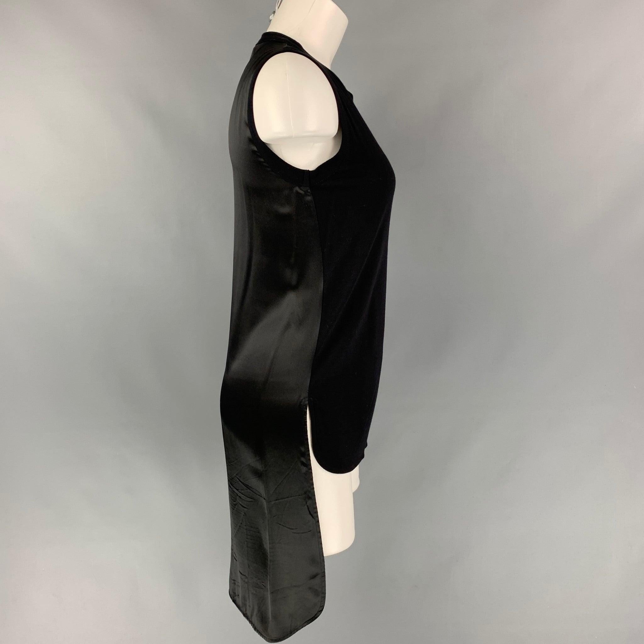 Le haut de robe GIAMBATTISTA VALLI est présenté dans un tissu noir en viscose/soie et présente un style sans manches, un dos long et une encolure ras du cou. Fabriquées en Italie.
Très bien
Etat d'occasion. 

Marqué :   38/XXS 

Mesures : 
 
Épaule