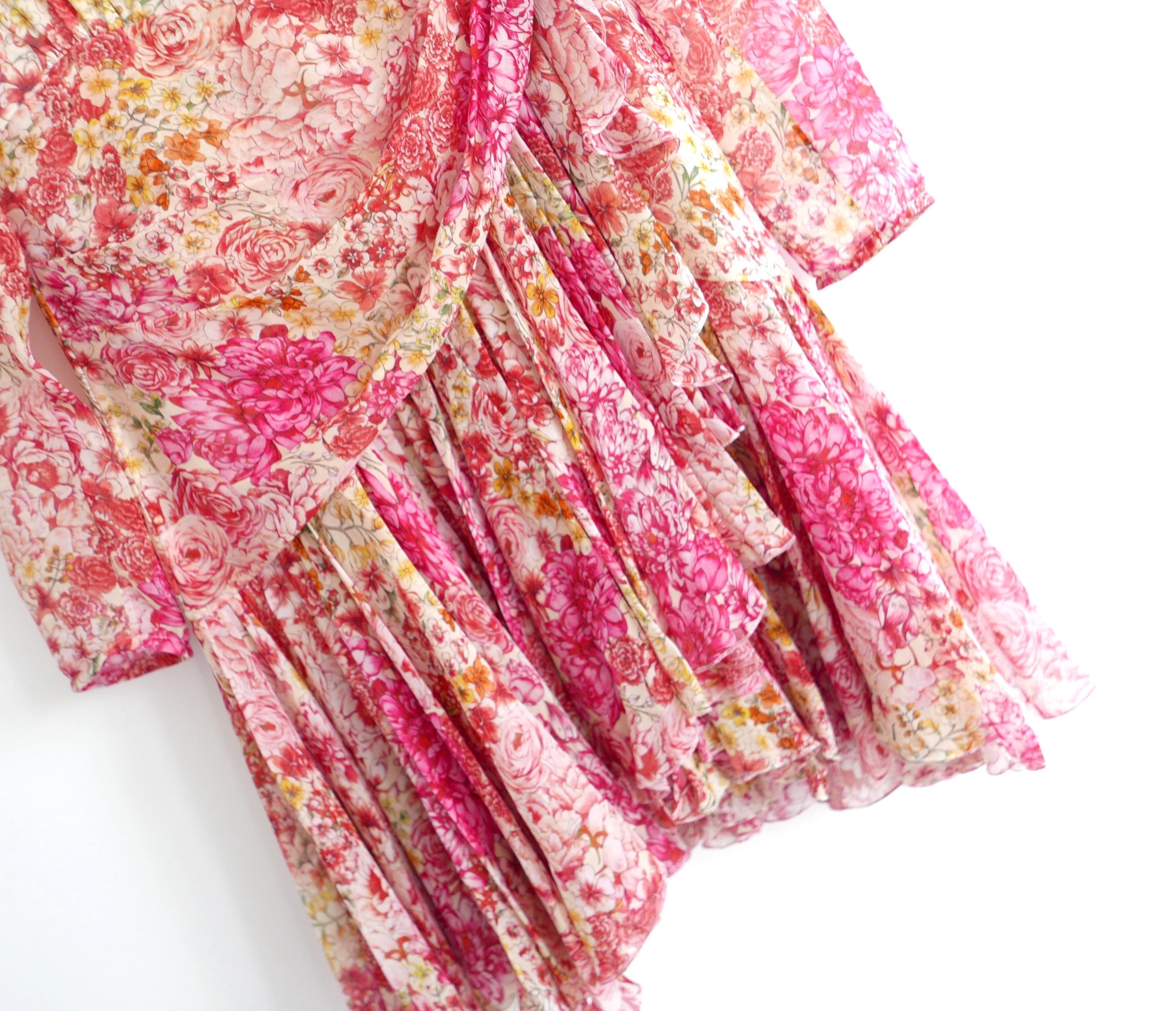 Robe en soie florale hyper féminine Giambattista Valli, issue de la collection printemps 2019. Acheté pour 2950 livres sterling et jamais porté. Réalisé dans une superbe mousseline de soie florale multicolore, entièrement doublée de polyester. Elle