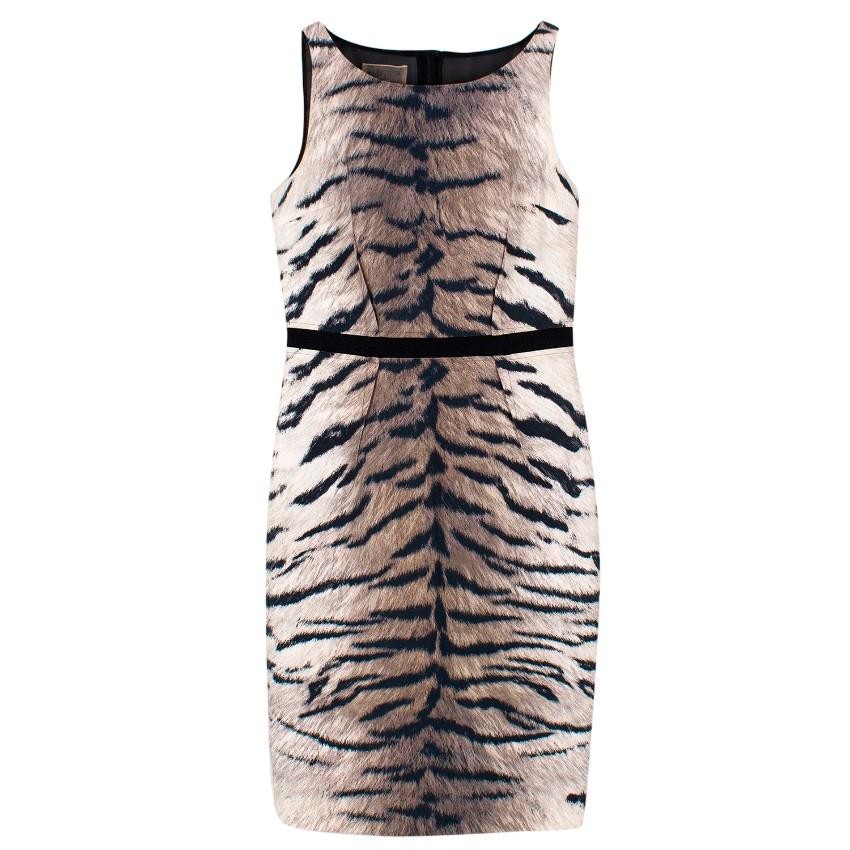 Giambattista Valli Tiger print dress

-Round neck 
-Sleeveless
-Mid Length
-Black waist detail 
-Tailored 
-Silk inner lining

Length:98 cm
Waist:38 cm