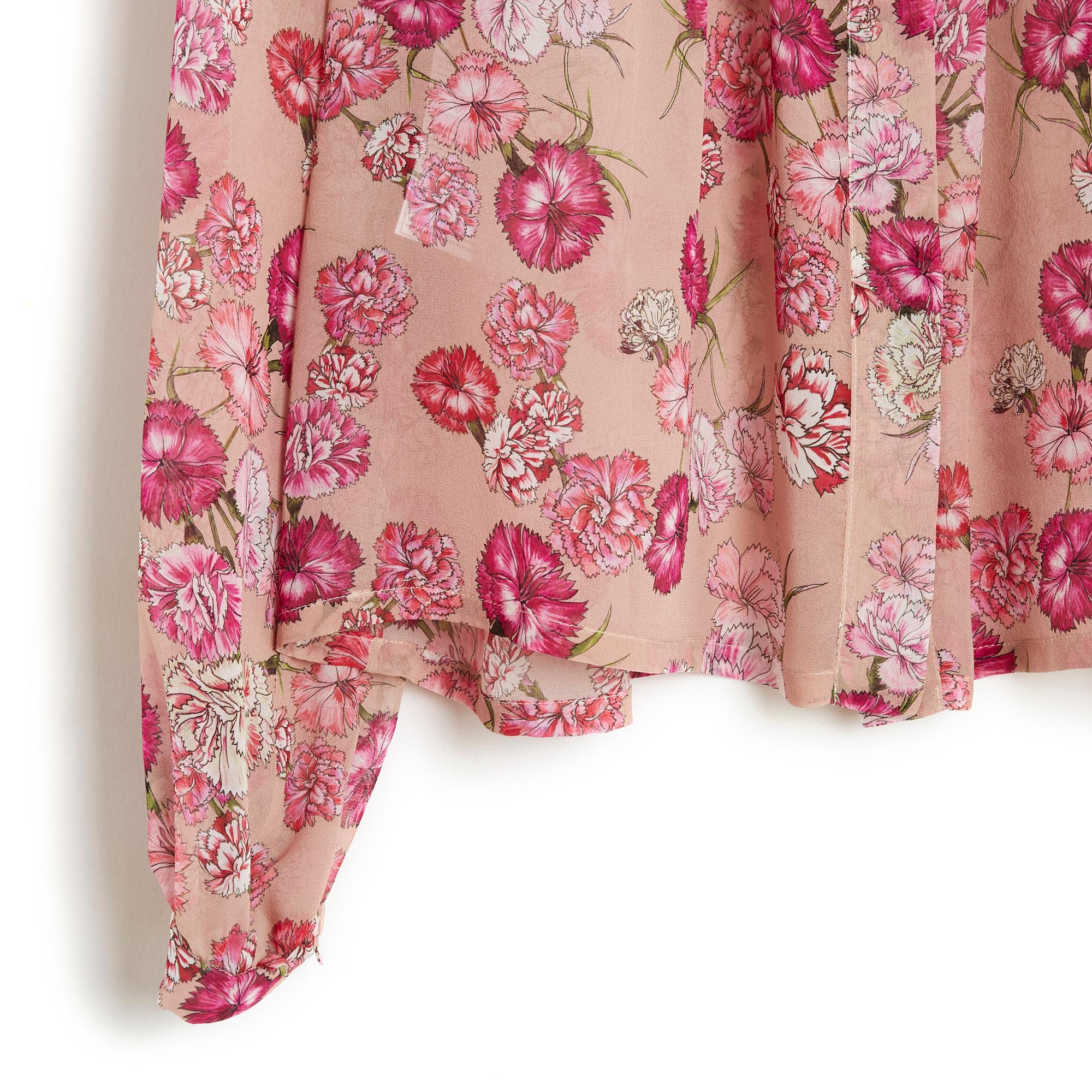 Top Giambattista Valli blouse in slightly transparent tea pink silk crepe with carnation pattern in different shades of pink, peter pan collar closed all the way up with hidden buttons, long raglan sleeves slightly puffed at the wrist, closed with a