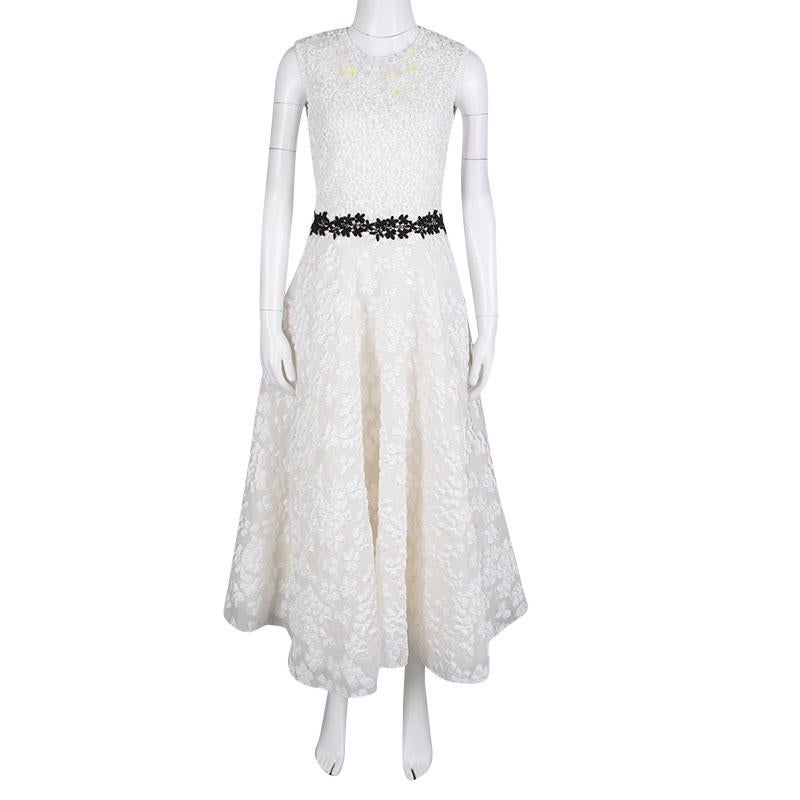 The elegant and practical appeal of this sleeveless dress from Giambattista Valli makes it a pleasant choice for your evening looks. It is graced with a fabulous silhouette featuring a soft white hue accented with lace embroidery and contrasting