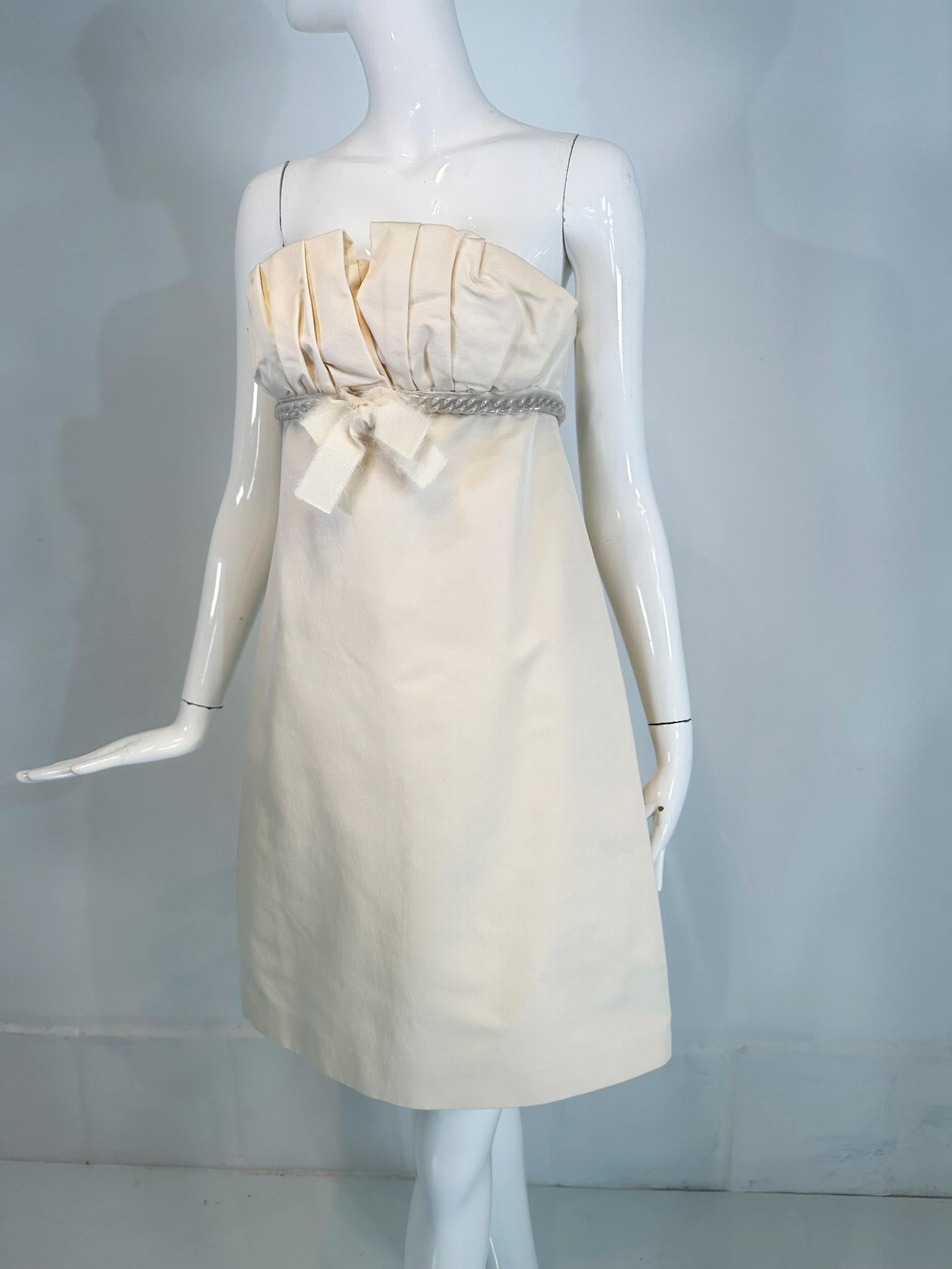 Giambattista Valli vestido de cóctel blanco de seda/lana sin tirantes, con cadena y lazo delantero. Vestido de tirantes con volantes en el busto y una cadena forrada de gasa blanca transparente bajo el busto, tiene un lazo ancho en el centro bajo el