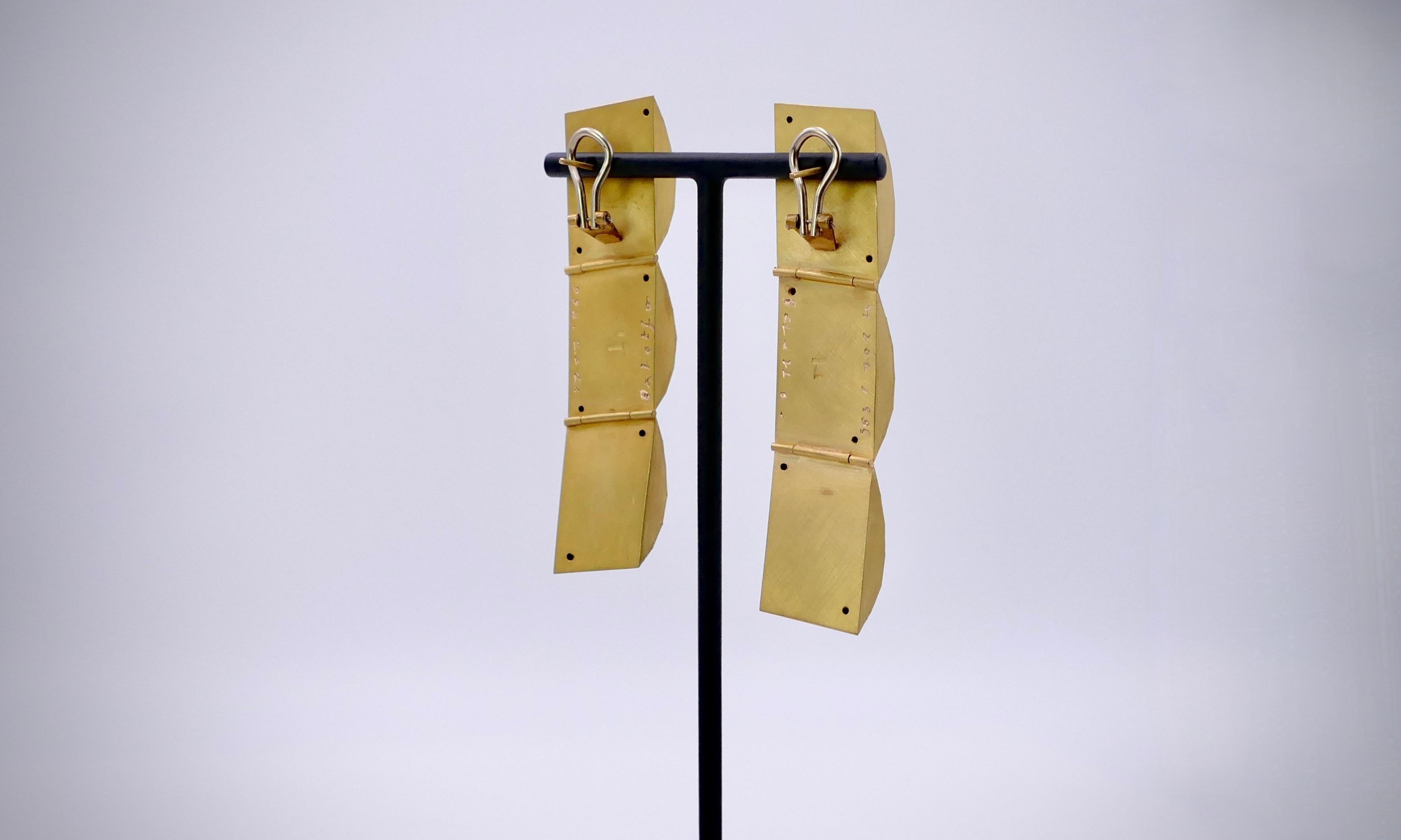 Magnificent pair of 18ct gold articulated earrings (for pierced ears) by Italian artist and goldsmith 
Giampaolo Babetto. A Limited edition originally designed in 1988. 

Babetto (born 1947) has been a key figure in Avant-Garde goldsmithing since