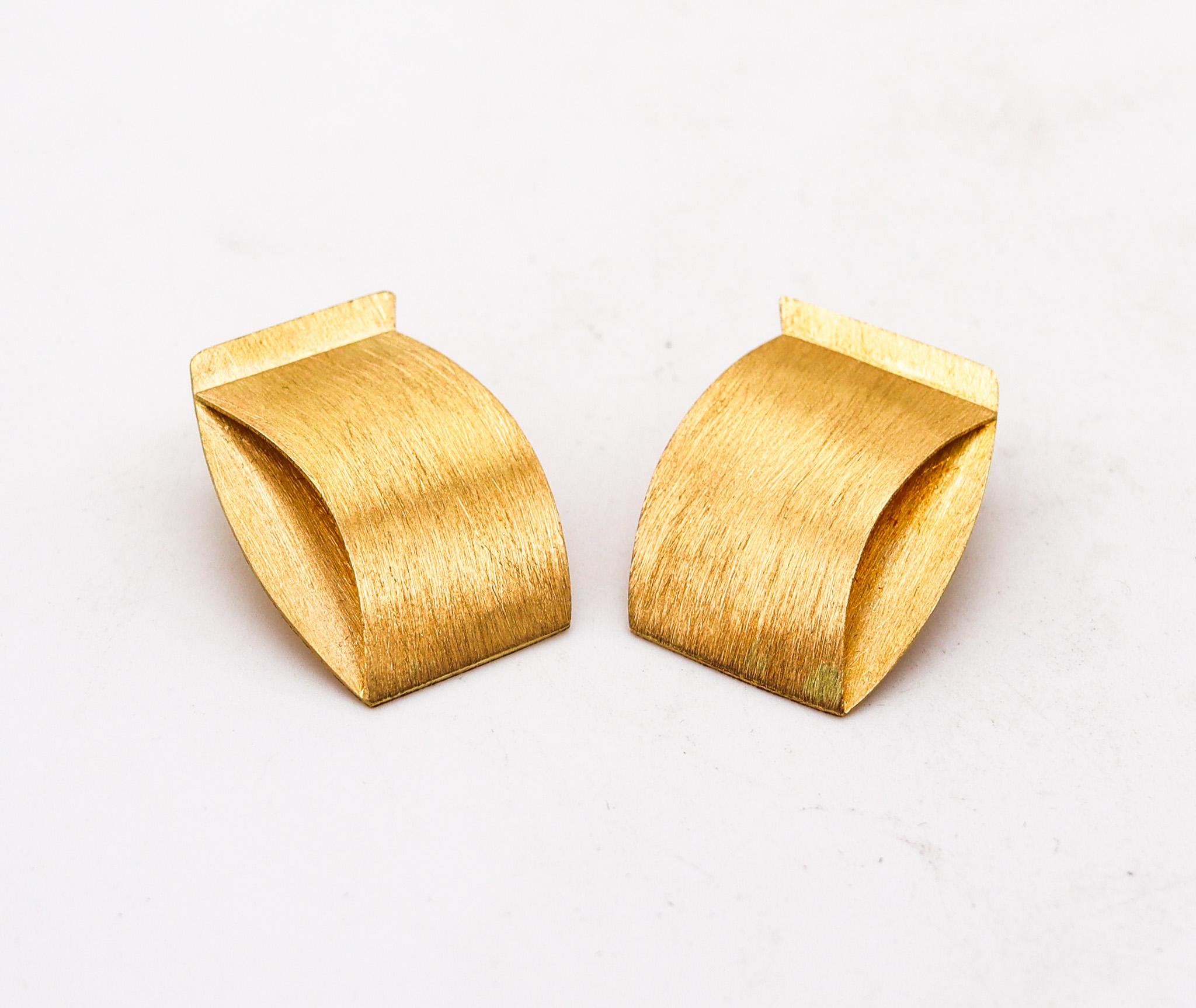 Geometric earrings designed by Giampaolo Babetto (1947-).

Beautiful geometric ear-clips made in three dimensions, created by the Italian artist and goldsmith Giampaolo Babetto, back in the 1984. These sculptural earrings has been designed in the