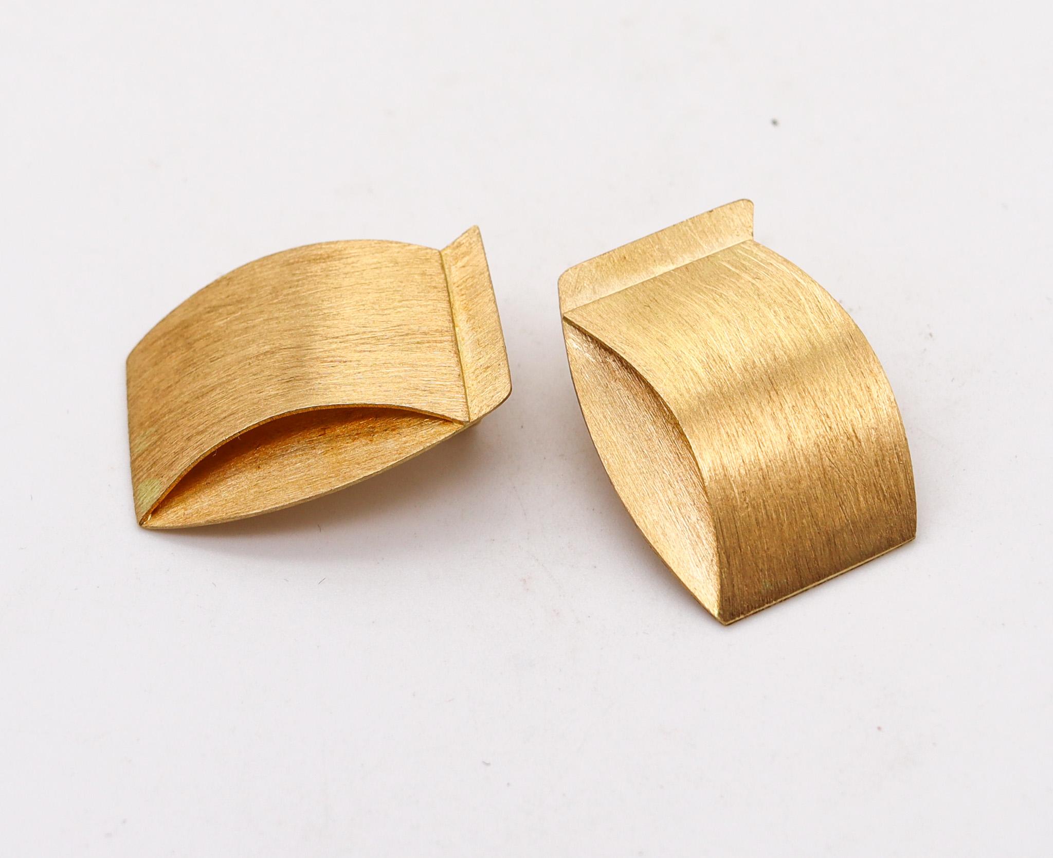 Modernist Giampaolo Babetto 1984 Geometric Folded Earrings In Brushed 18Kt Yellow Gold For Sale