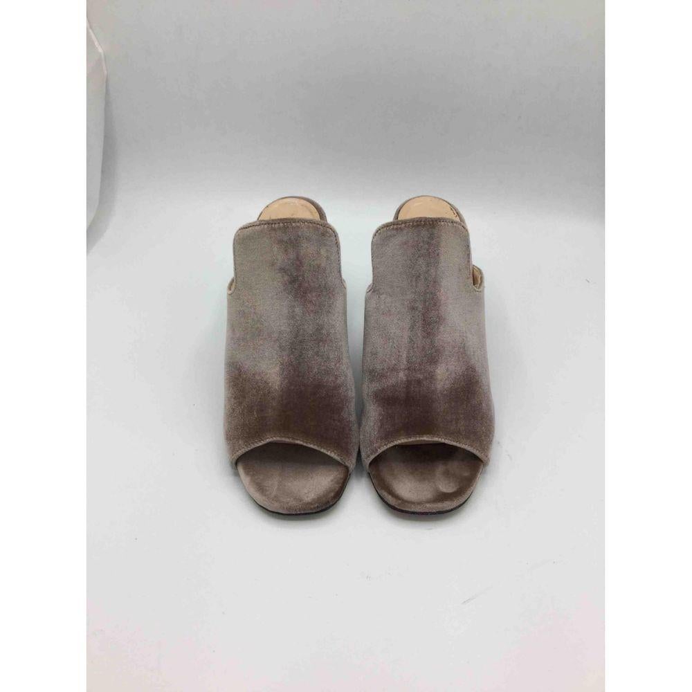Giampaolo Viozzi Velvet Sandals in Beige

Giampaolo Viozzi clog in beige suede with opening on the front that slightly protrudes the fingers. Insole length 25 cm and heel 8. The shoe is a size 38 and is in good condition, with only small traces of