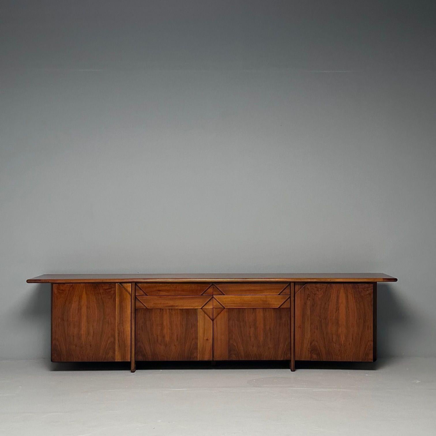 Giampiero Vitelli, Catalano, Madia italiana del Mid-Century Modern, Noce, Italia, anni '70 ca.

Grande credenza modernista disegnata da Giampiero Vitelli e Titina Ammannati per Catalano, Italia, anni '70 circa. Questo esemplare è realizzato in un